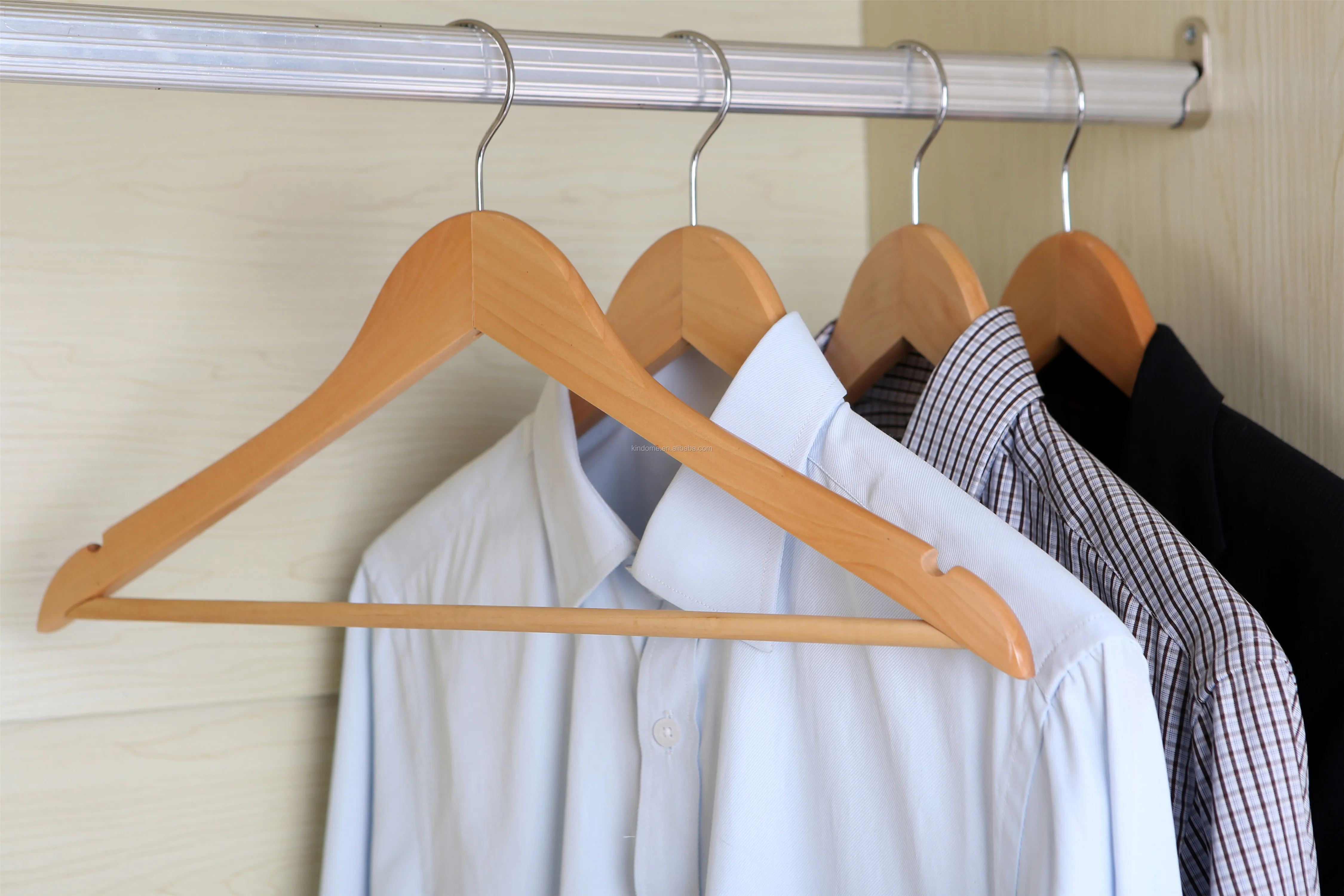 2023 Kindome factory Cheaper cheaper price promotion B grade wooden clothes  hangers for supermarket