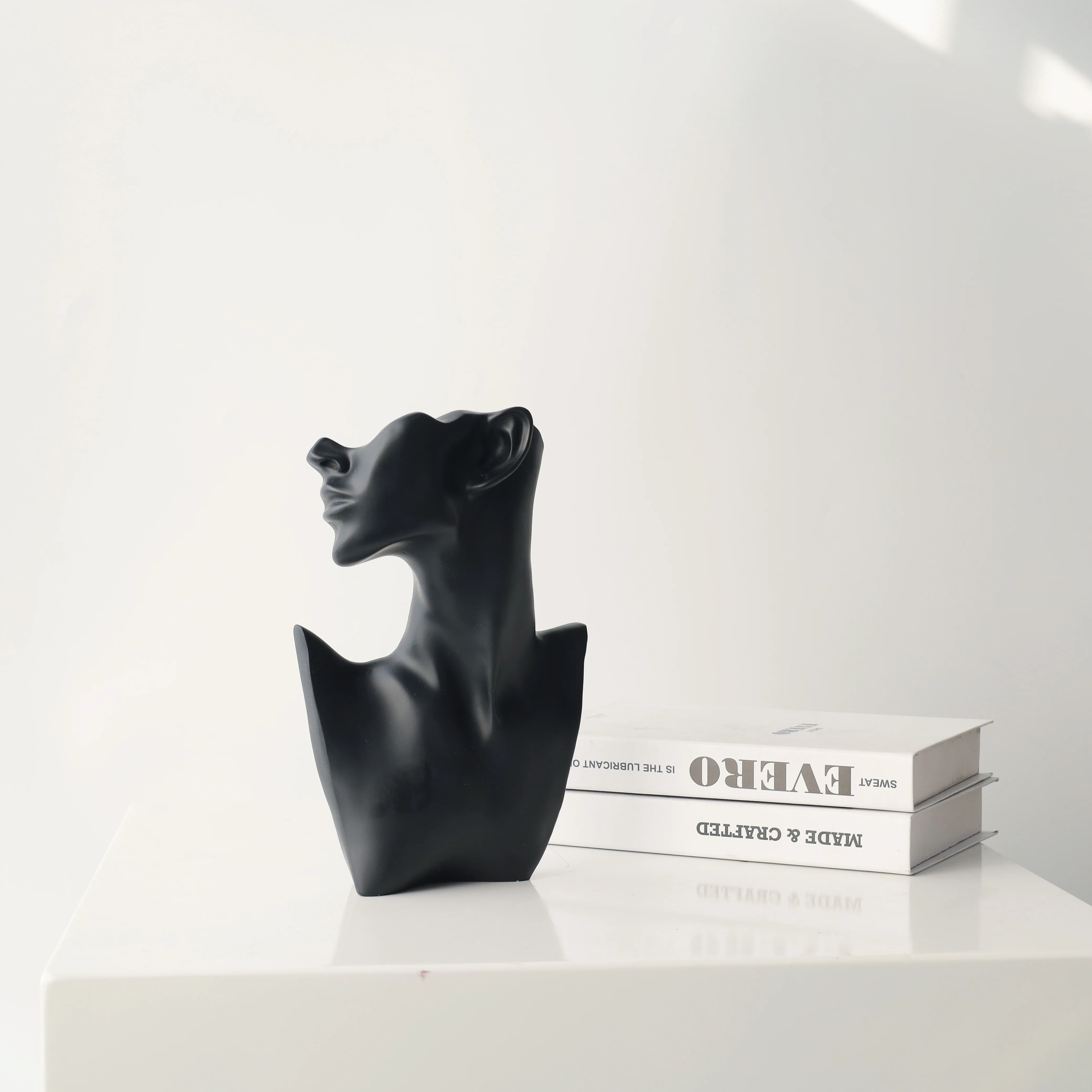 resin crafts Abstract Female sculpture mannequin head with shoulders necklace and earring jewelry display stand