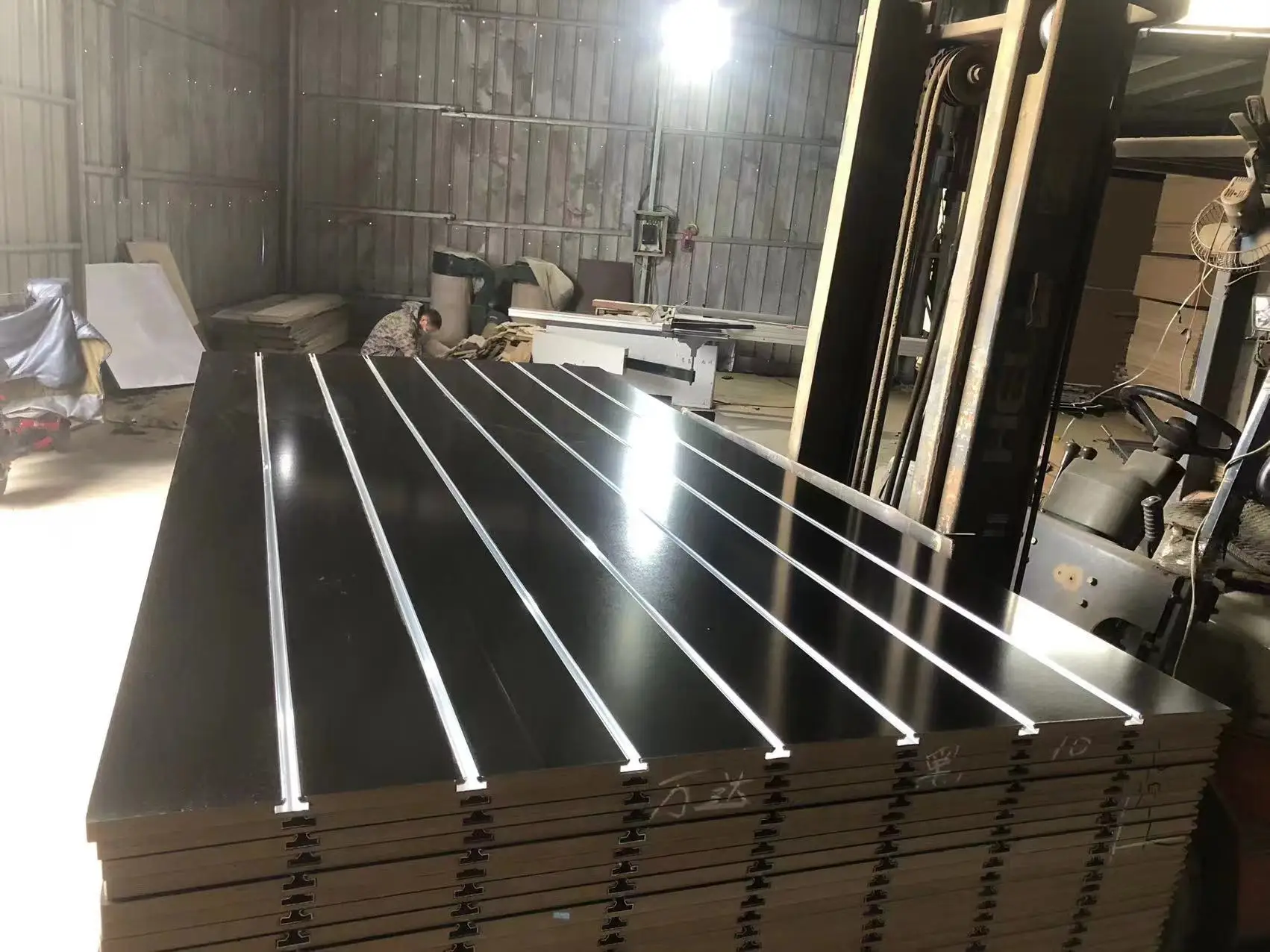 18mm 4 X 8 Feet Panels Slotted MDF Board Slatwall Board