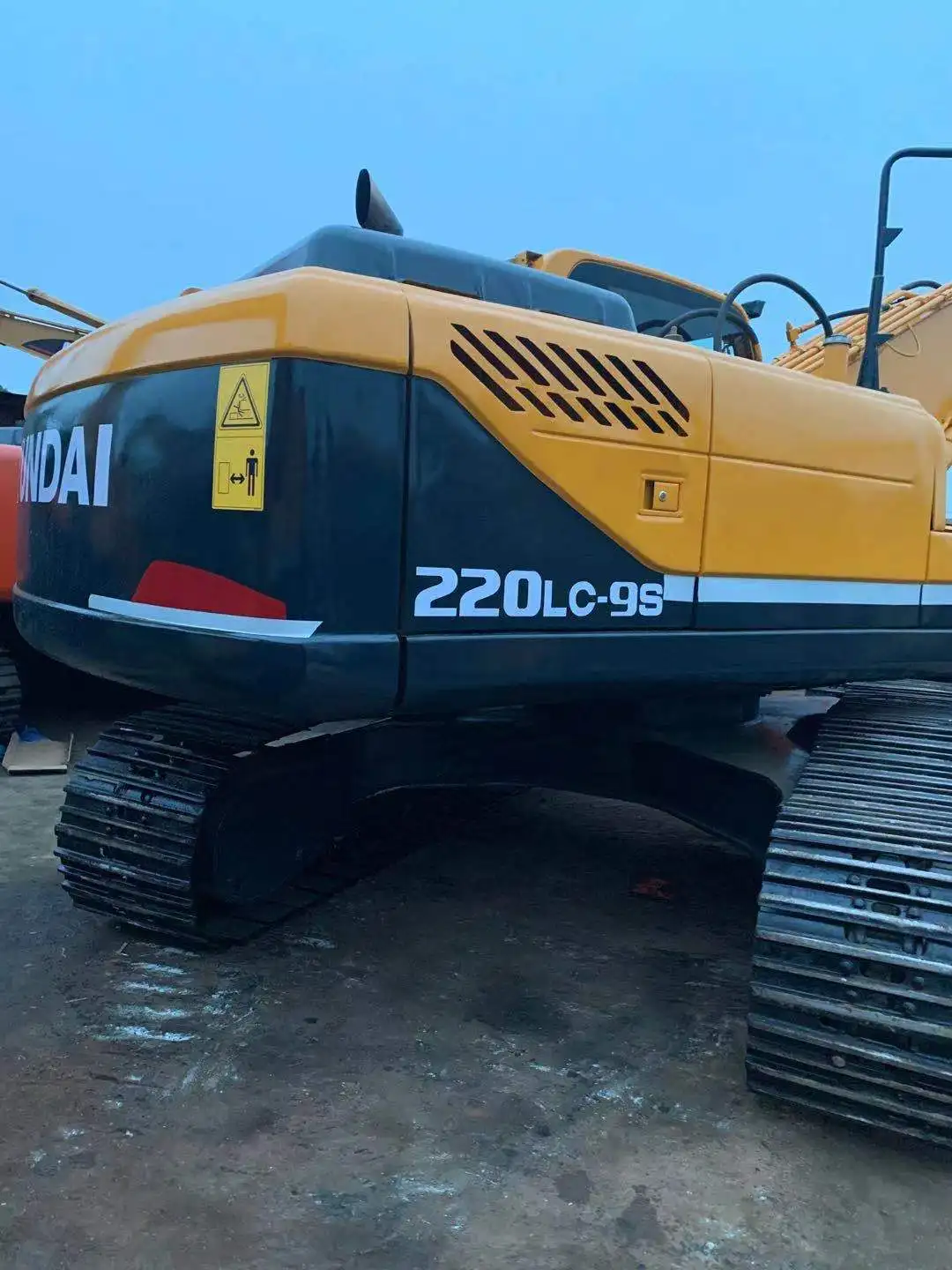 In Good Condition Hyundai R220Lc-9S Excavator For Sale