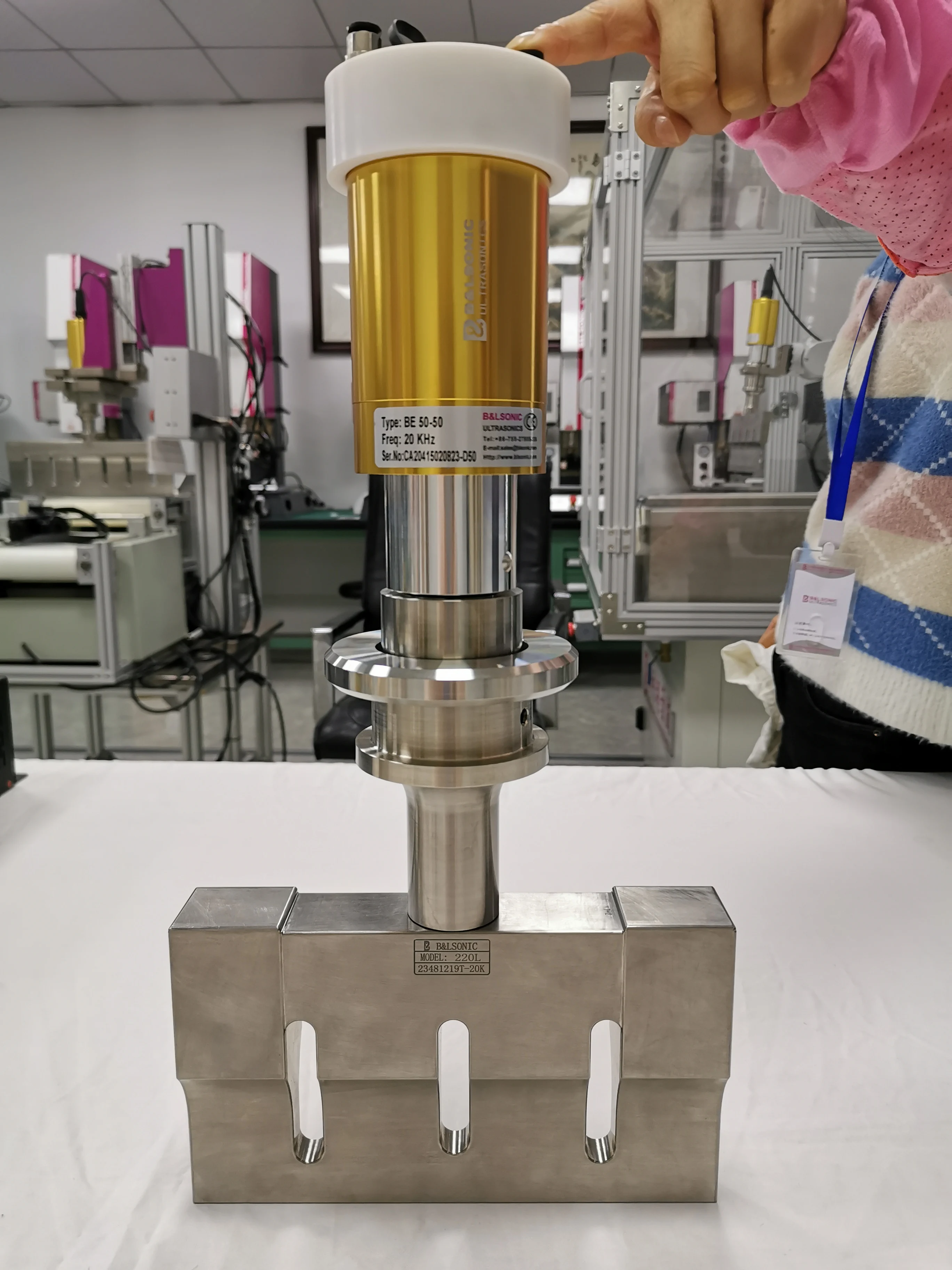 20KHz 2000W Ultrasonic Welding Machine Ultrasonic Generator Transducer Horn welding area 110*20mm