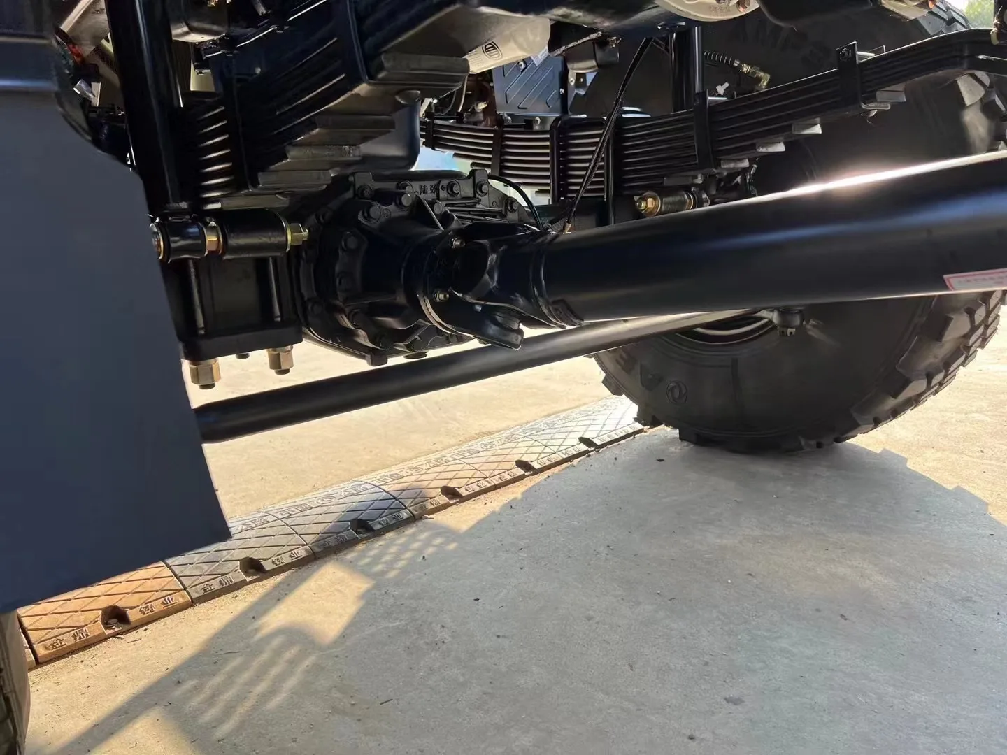 factory supply 6WD 6*6 tractor truck Right hand drive 40ton Weichai Engine 460hp Diesel Euro2 3 5 Air conditioner Sleeper bed