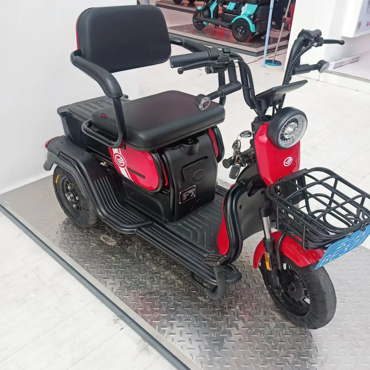 2024New electric tricycle high-power cargo pulling manned UniversalFactory wholesale electric motor bike electric tricycles