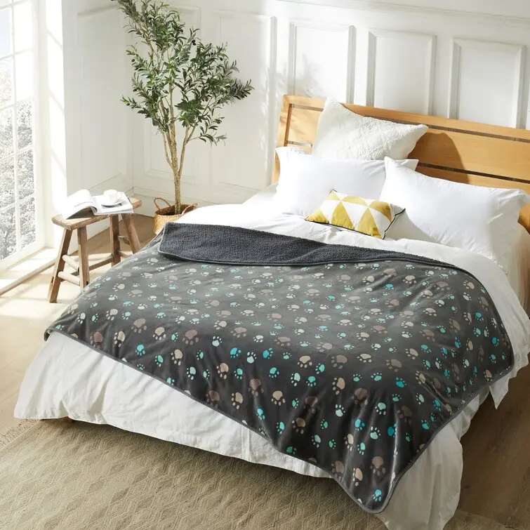 Factory Wholesale Customizable Luxury Soft Flannel Sherpa Fleece Bed Blanket Waterproof Dog Paw Printing Blanket For Dog Nap