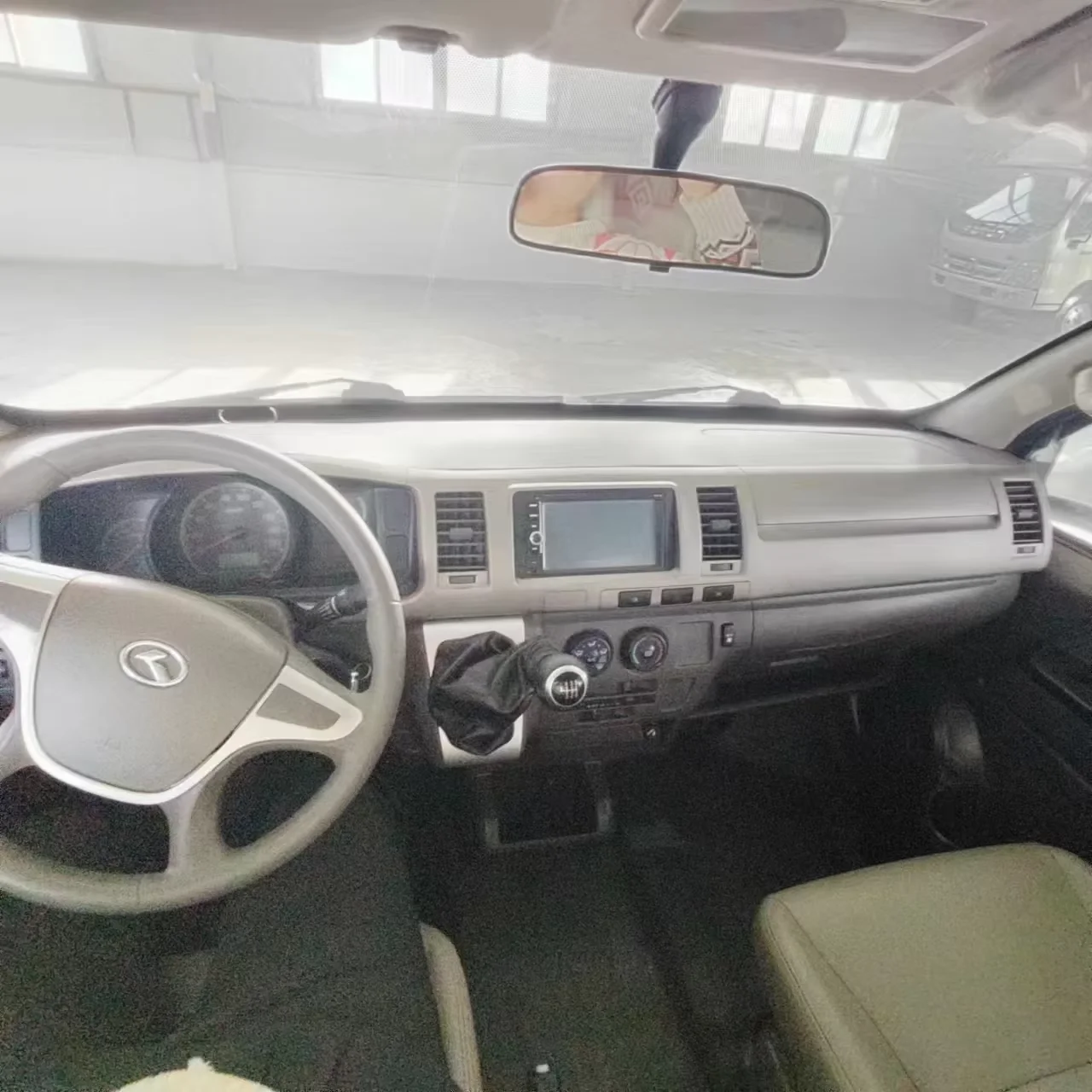 9 Seater Business Passenger Car Supplied by China