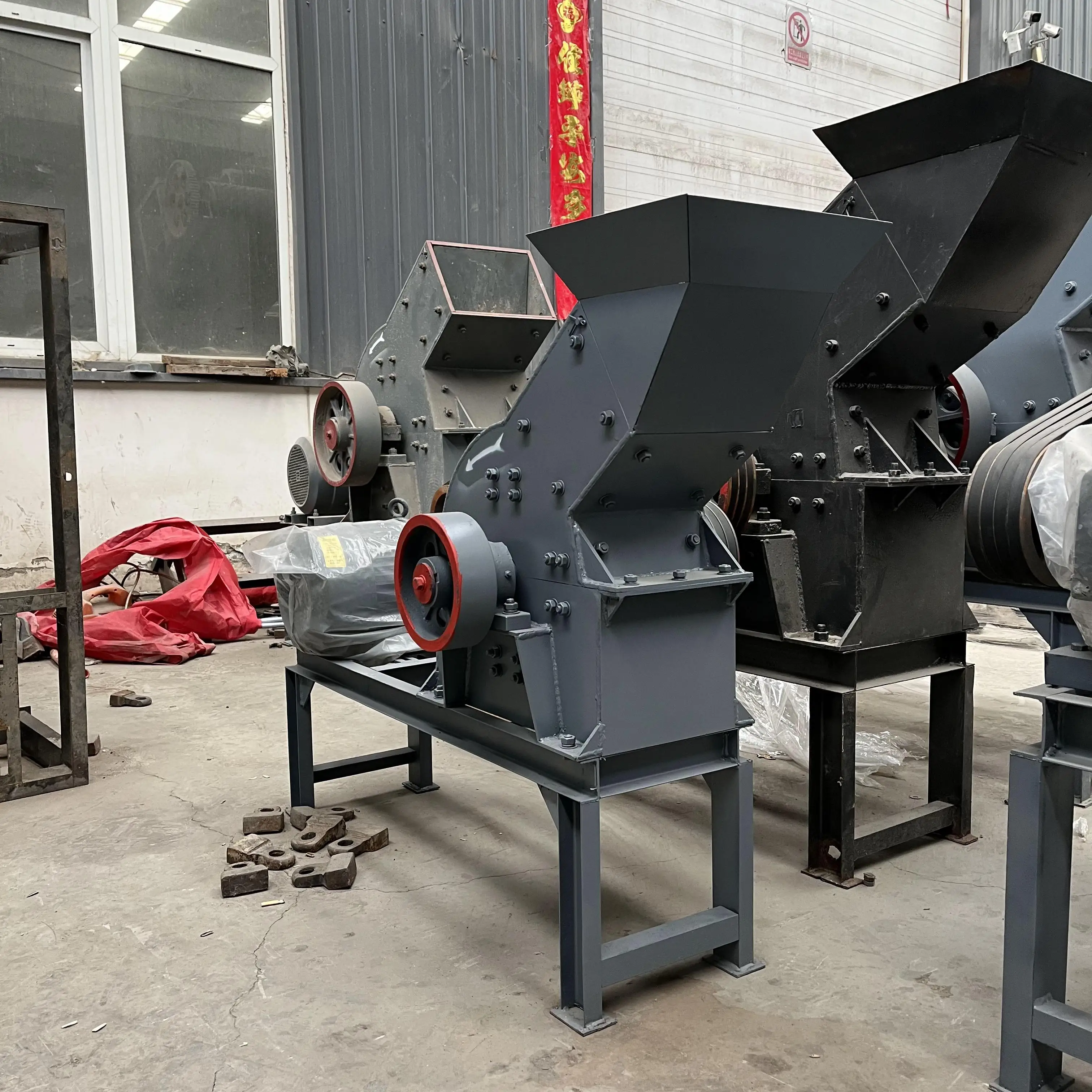 Multi functional mobile hammer crusher is easy to operate and can crush small particles with adjustable particle size