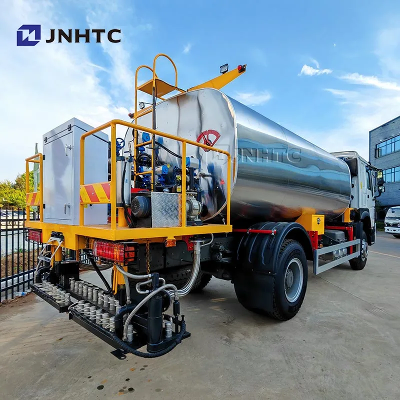 HOWO Asphalt Spraying Equipment Truck 4X2 340HP Intelligent Asphalt Spraying Equipment Truck