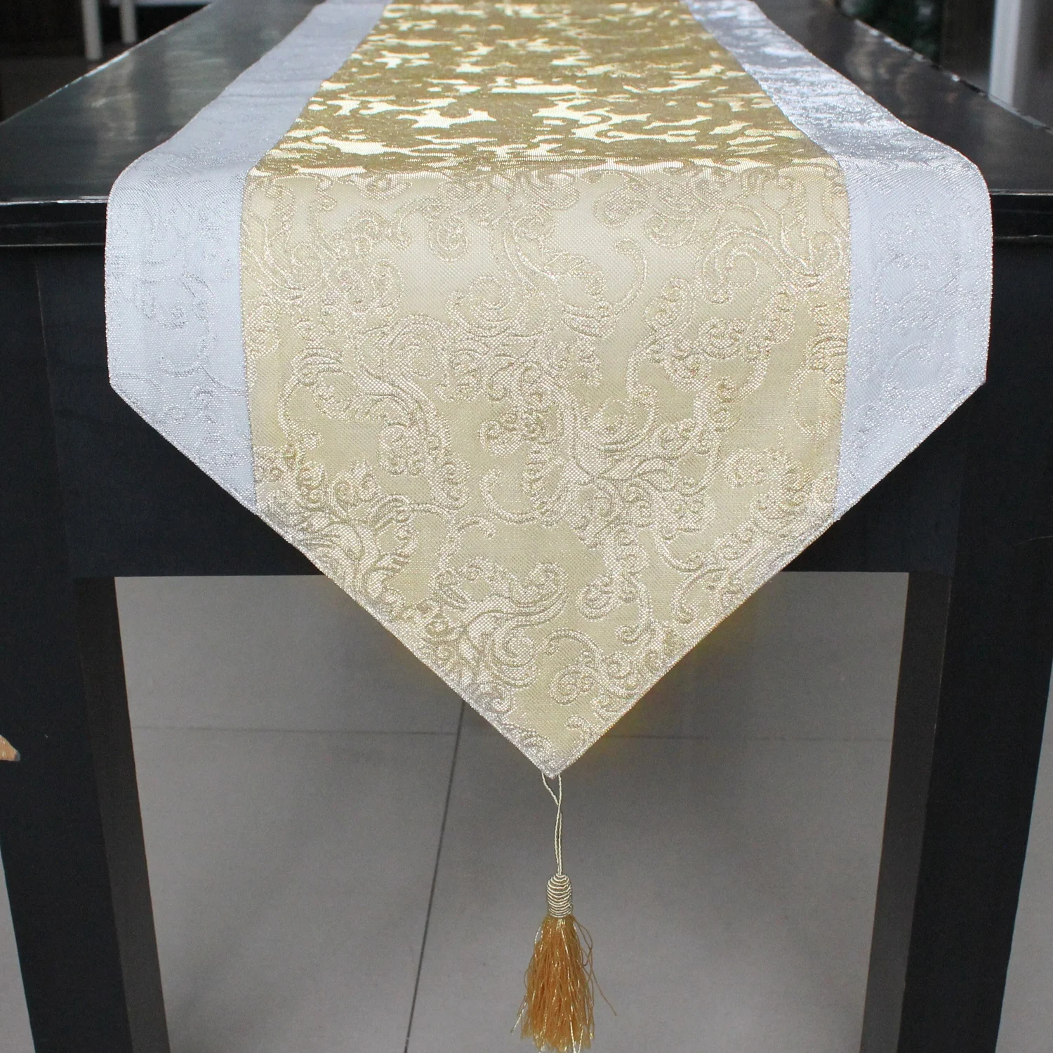 Promotional Cheap High Quality 3D Embossed Jacquard Damask Luxury Christmas Fashionable Table Runner Tabletop Decoration