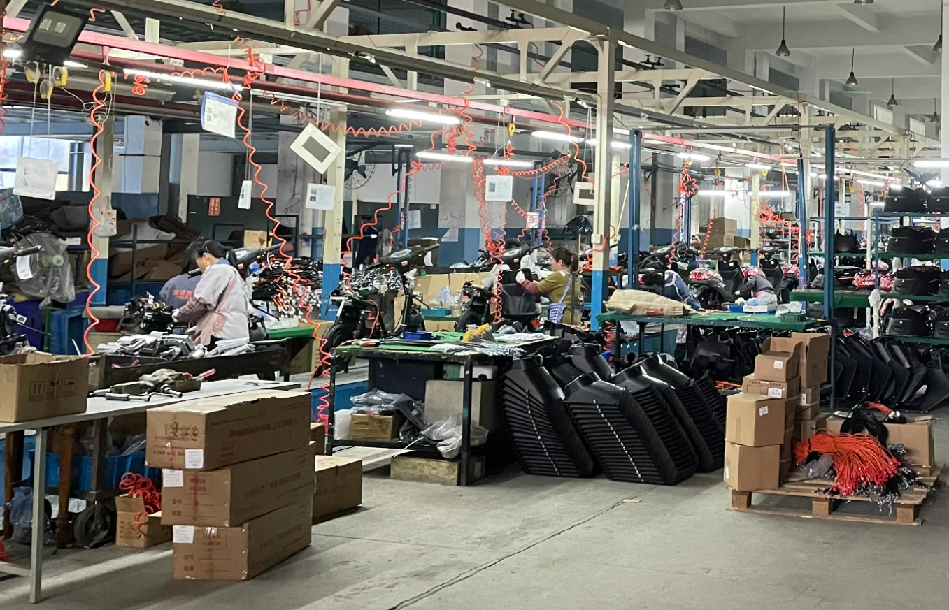 50cc 2-Stroke Mini Electric Snowmobile Upgradeable Accessories with 200cc Engine Electric Start for Winter Sports