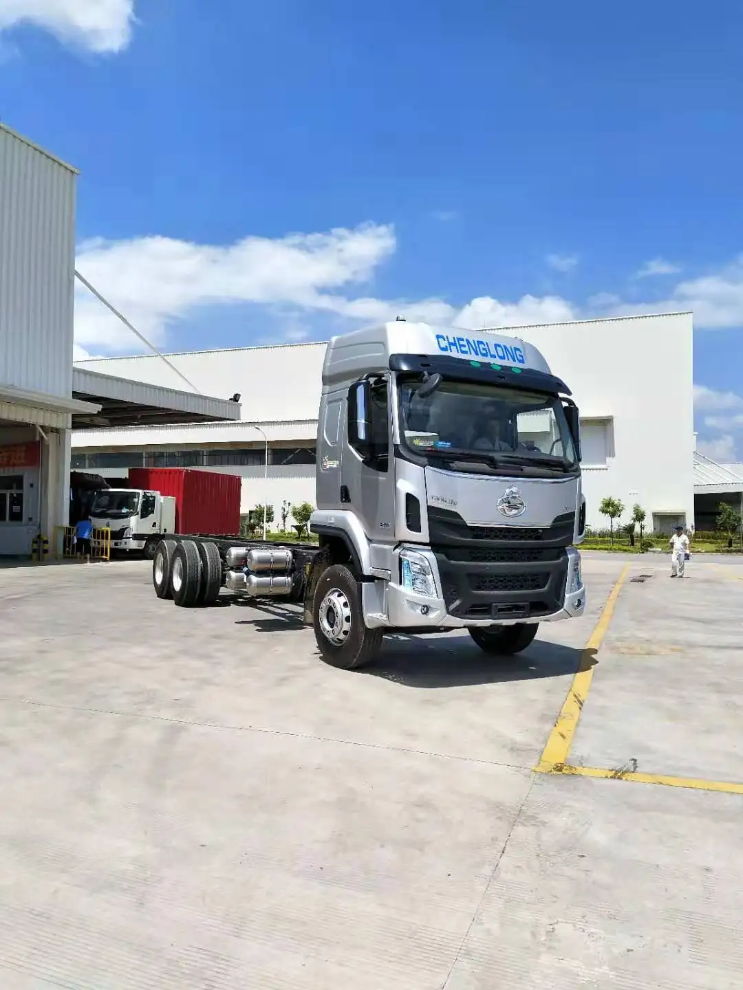 Chenglong H5 6X4 Van Cargo 6 Wheel Heavy Truck Transportation Euro5 China Fast Automatic 30 Ton Truck Tricycles 3 Wheels YUCHAI