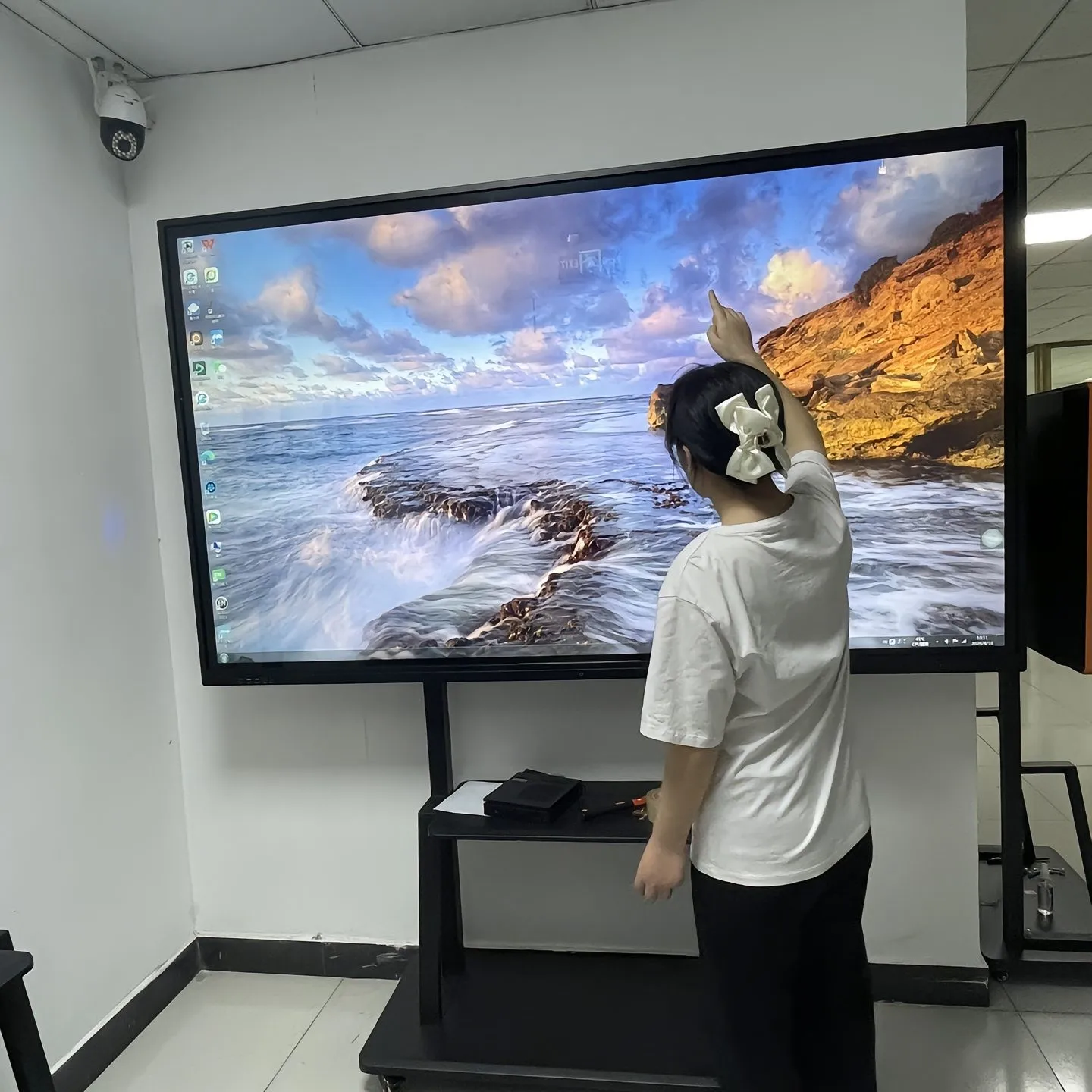 32 Inch HD LED Poster Display with Built in Camera for Audience Analytics in Retail and Corporate Environments