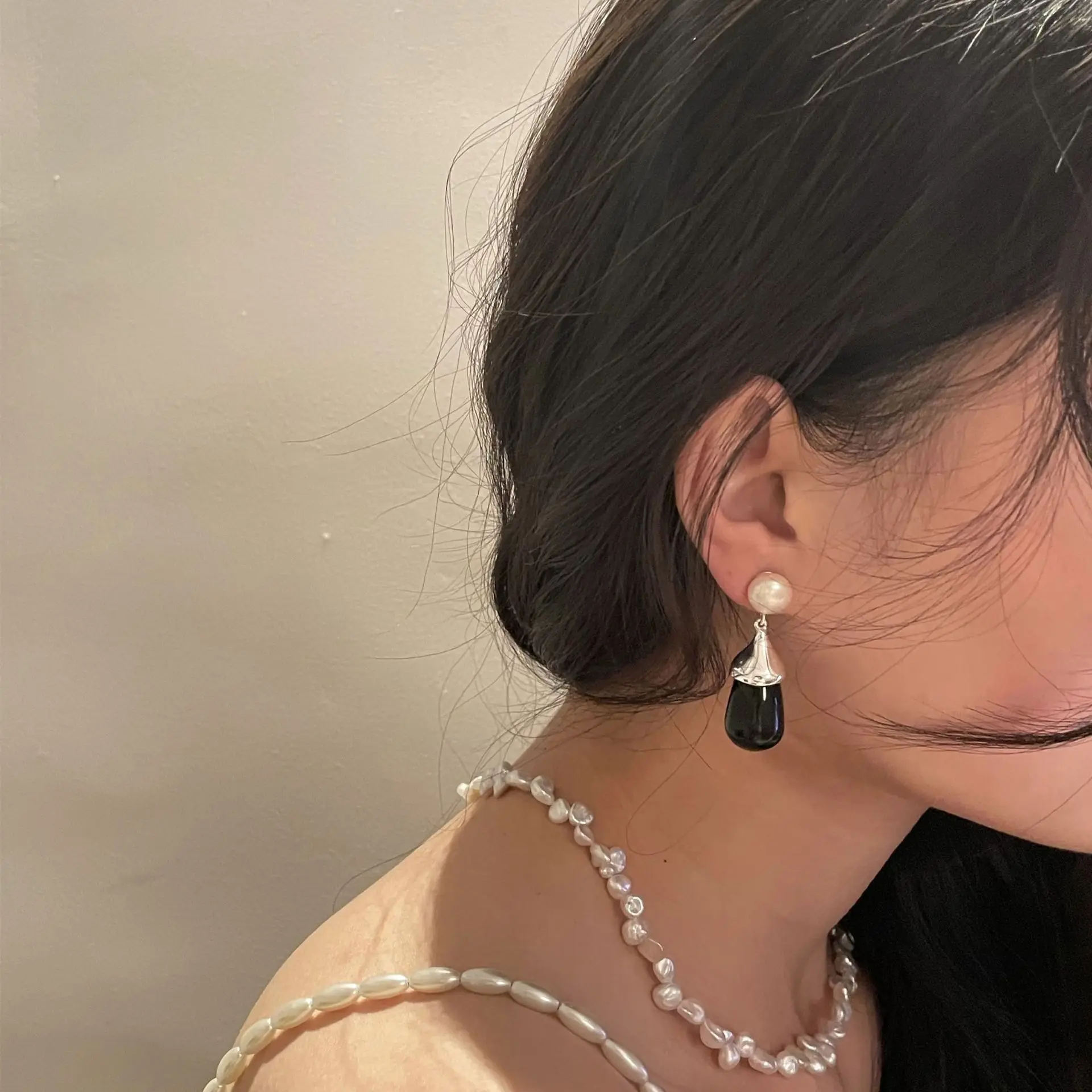 Fashion simple pearl pendant earrings black onyx French retro temperament water drop elegant earrings for women