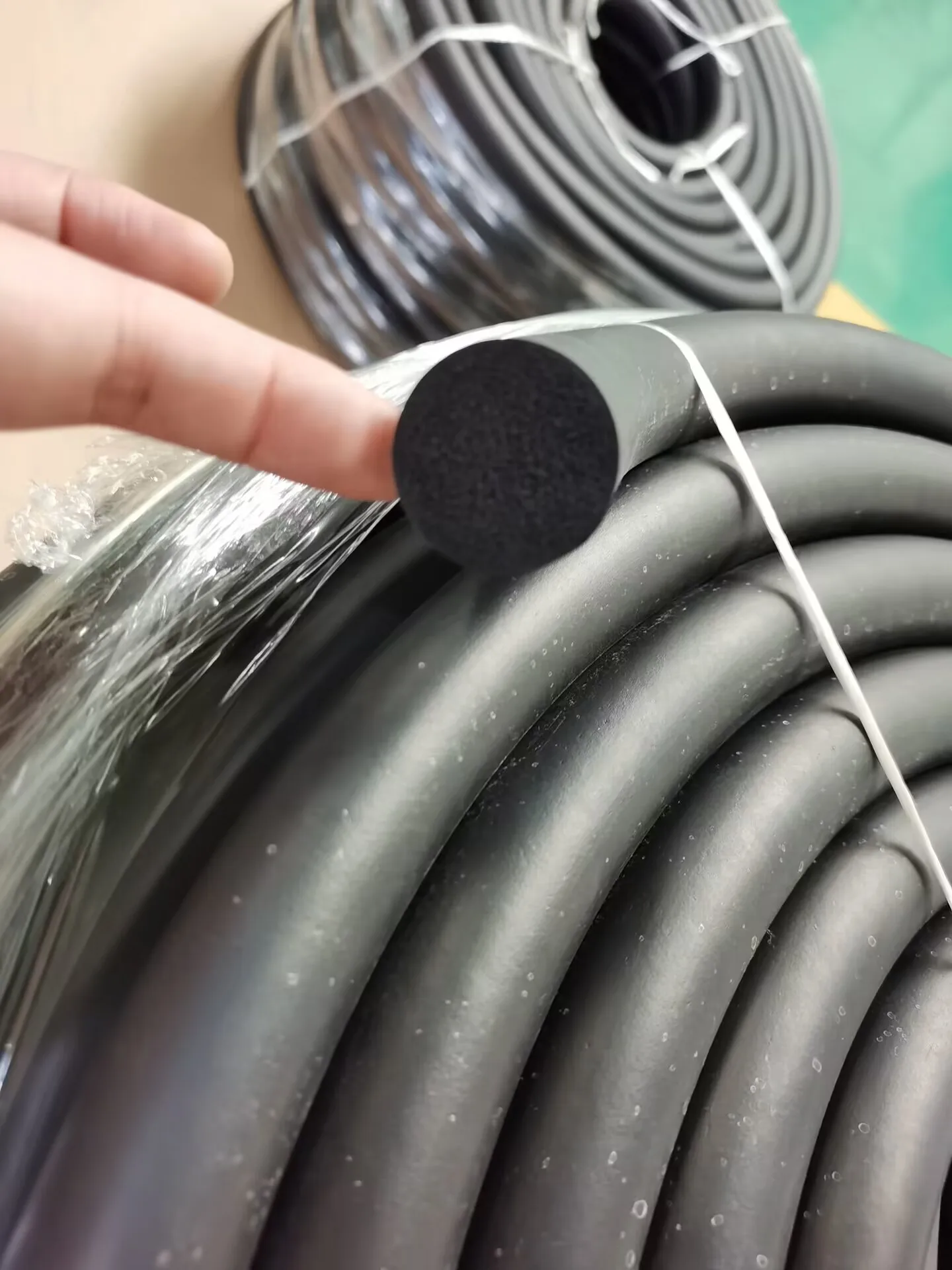 Manufacture supply EPDM sealing foam strip solid circular rubber soft cylindrical sponge motor cabine strips