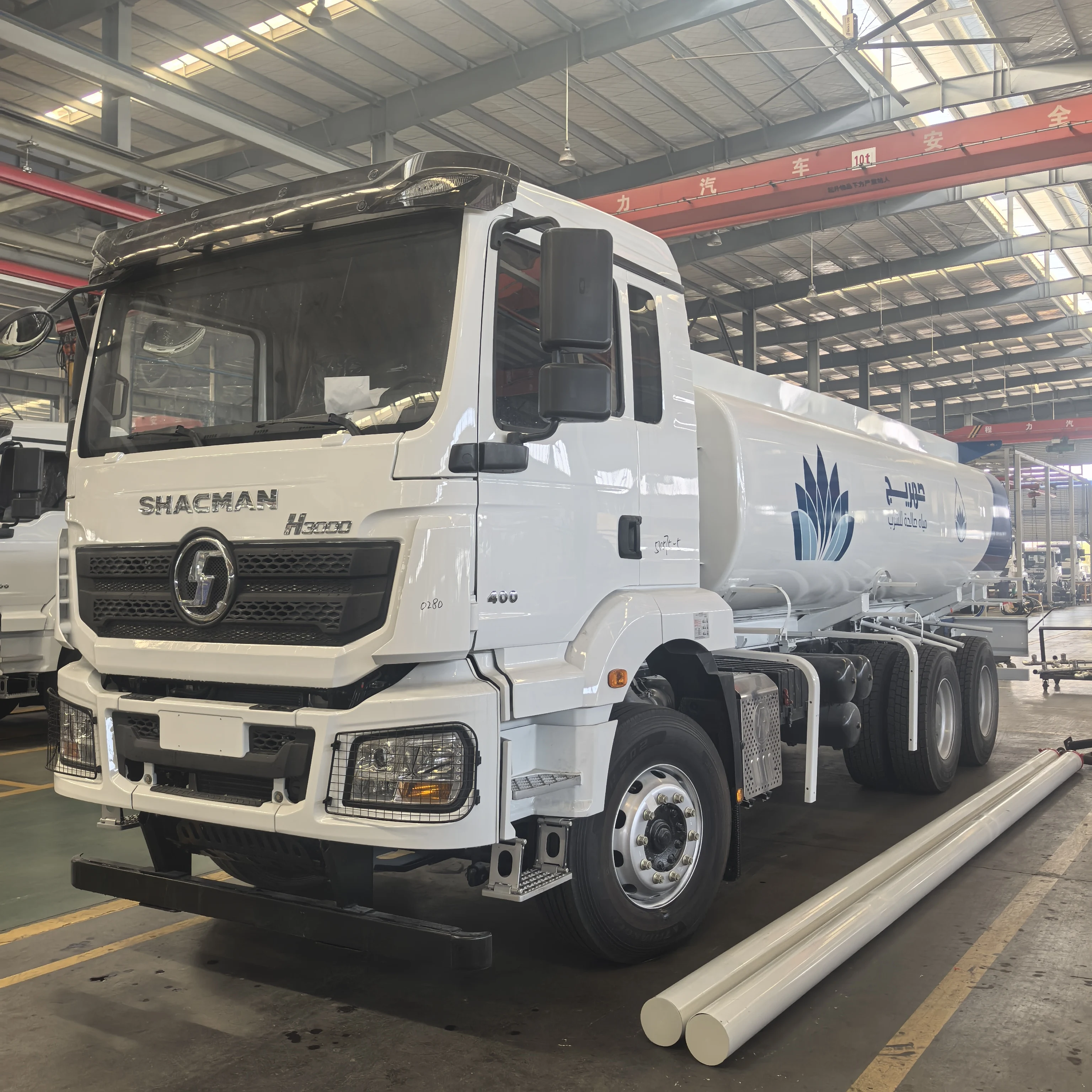 Shaanxi Automobile H3000shcman Cummins 400 horsepower eight-speed transmission 18-square sprinkler  truck