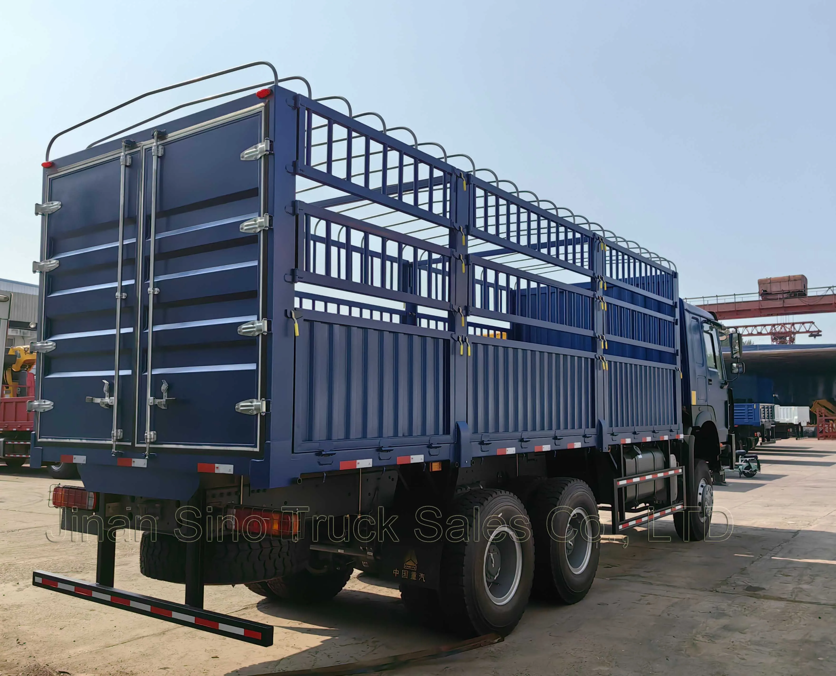 All wheel driving Sinotruk Howo 6x6 400hp 25 ton fence cargo truck stake truck for sale