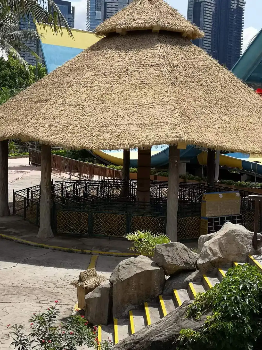 Factory Foundry Artificial Palm Thatch Roof Plastic Synthetic Straw Roof Thatch for Tiki Hut Villa Roof