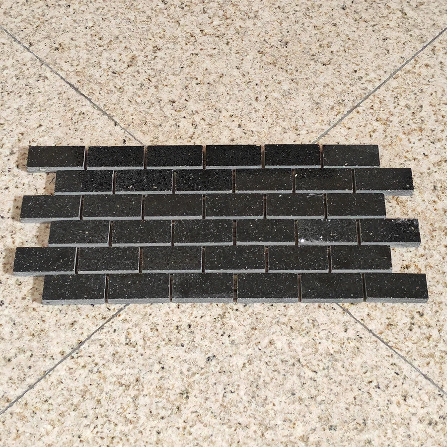 Черная мозаичная плитка из искусственного камня