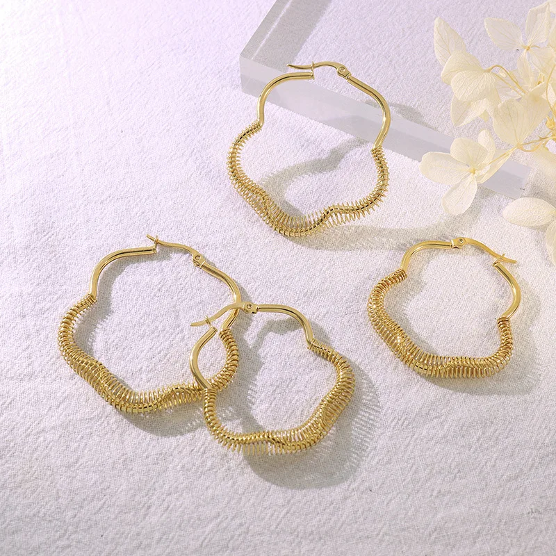 Wholesale Hollow Five Petal Flower Sweet Hoop Earring 18K PVD Gold Plated Stainless Simple Anti Allergic Earrings Cute Girls Gif