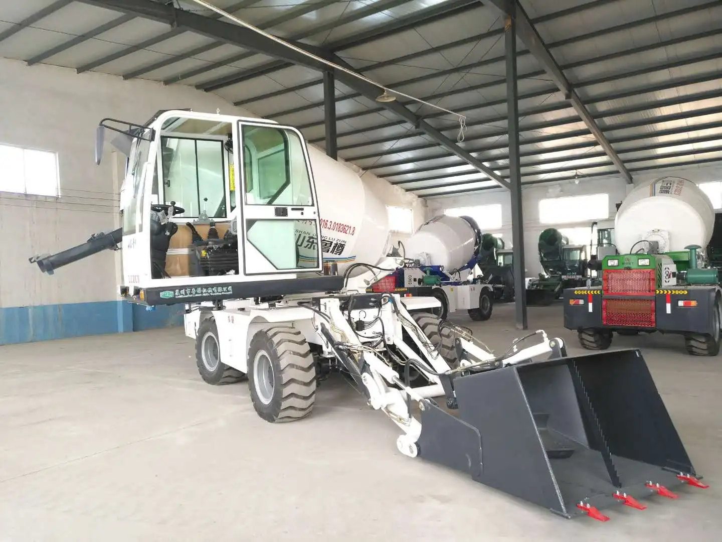 LUZUN integrated 4cbm output diesel engine self loading concrete mixer truck