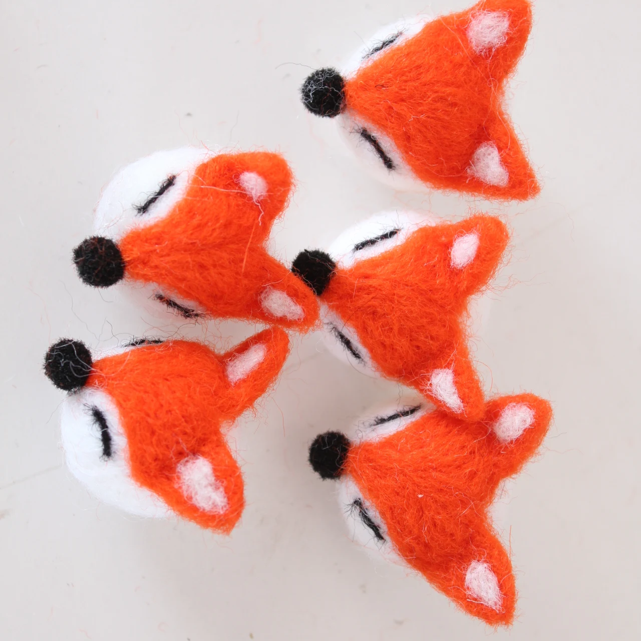 
Handmade Wool Felt Fox Pendant Brooch Pin Hair Circle Decor 