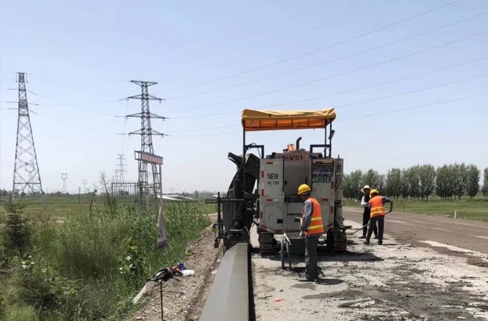 Concrete slip form paver New Design Canal Lining Equipment Concrete road Paver Machine