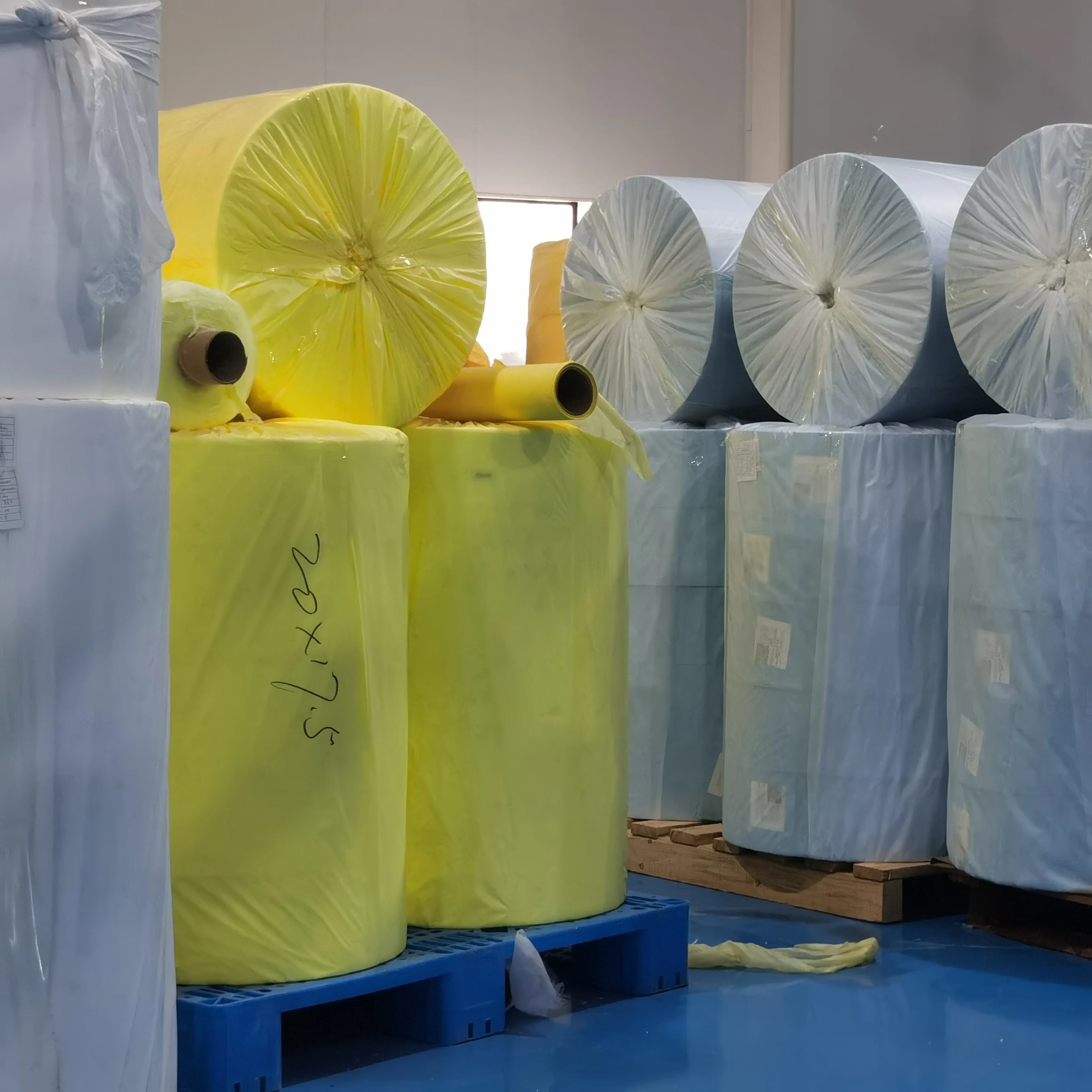 Factory supply Spunlaced white polyester garment lined with flame retardant composite water absorbent non-woven fabric