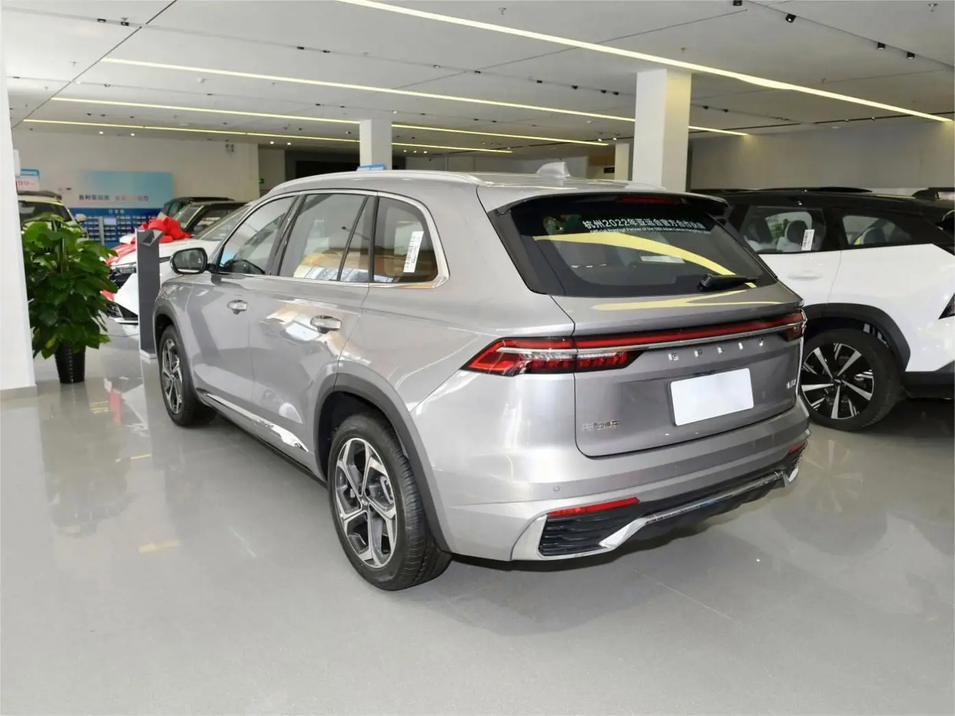 2024 China Factory Wholesale Brilliant Blue Geely Monjaro L SUV and Geely Xingyue L Car Famous New Cars for Sale