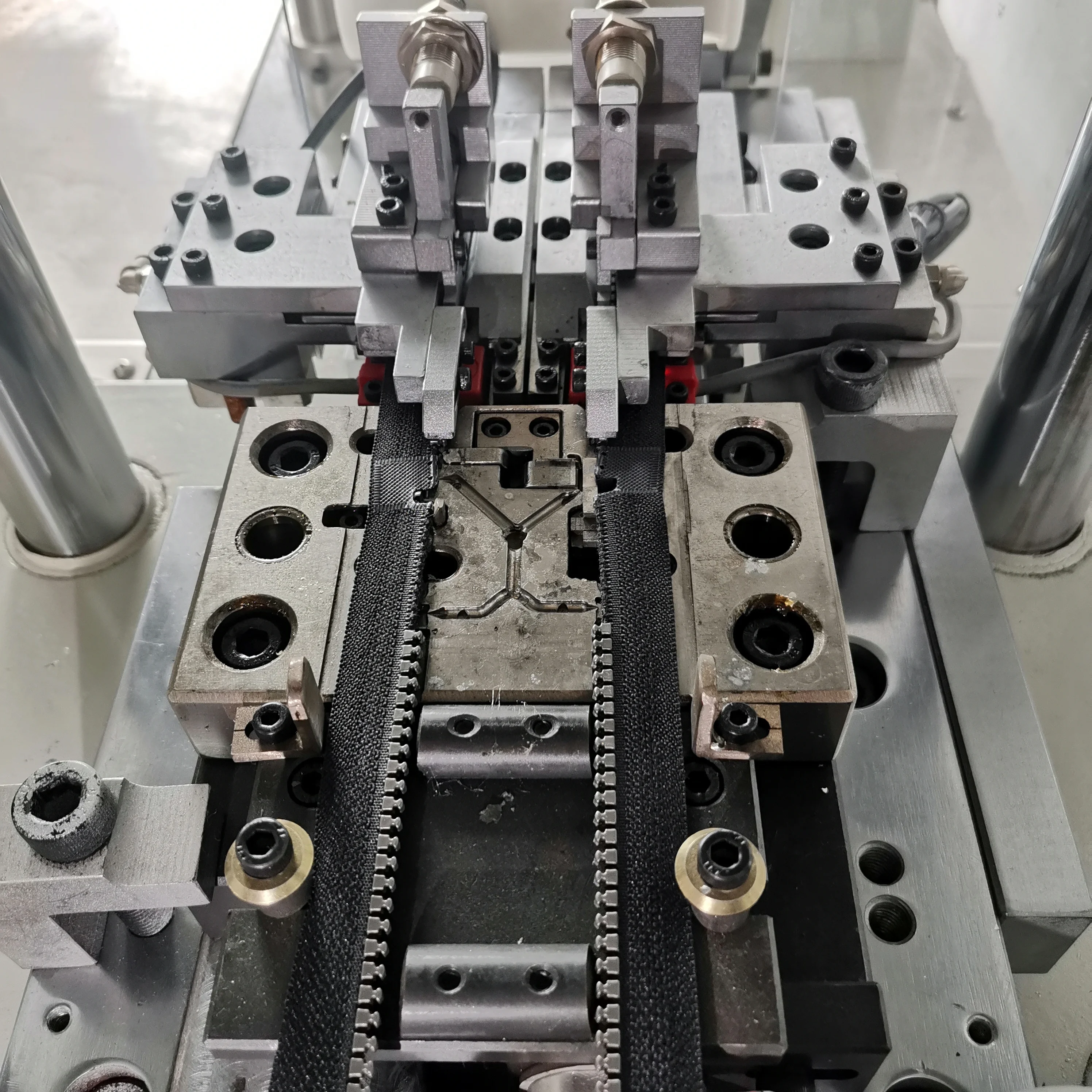 China manufacturer plastic zipper injection mould for pin-box / bottom stop / top stopper injection