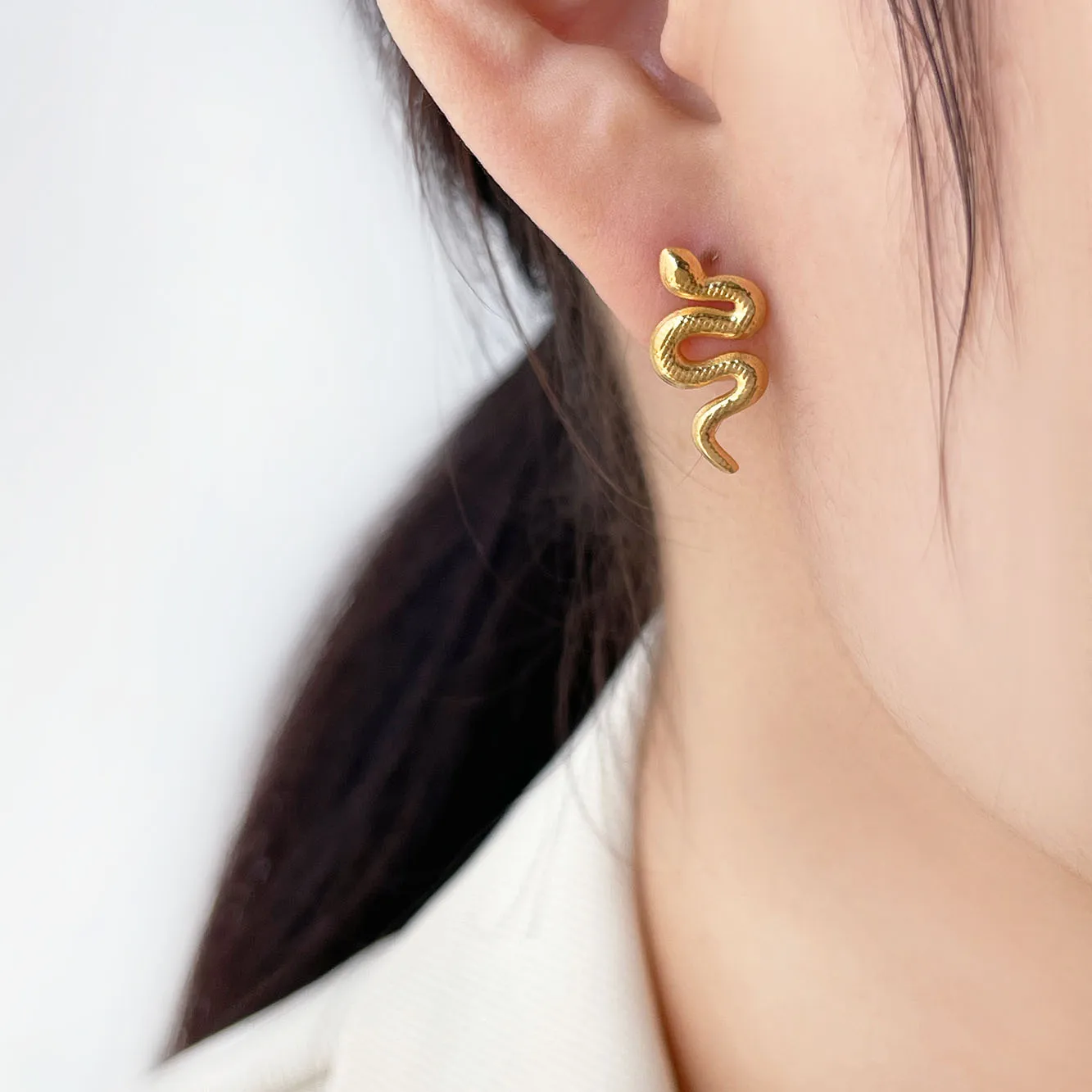 E0206 Vintage Dainty Oval Cross Relief Snake Cartilage Stud Earrings Women Gold Oval Earrings With Symbol Serpent Stud Earrings