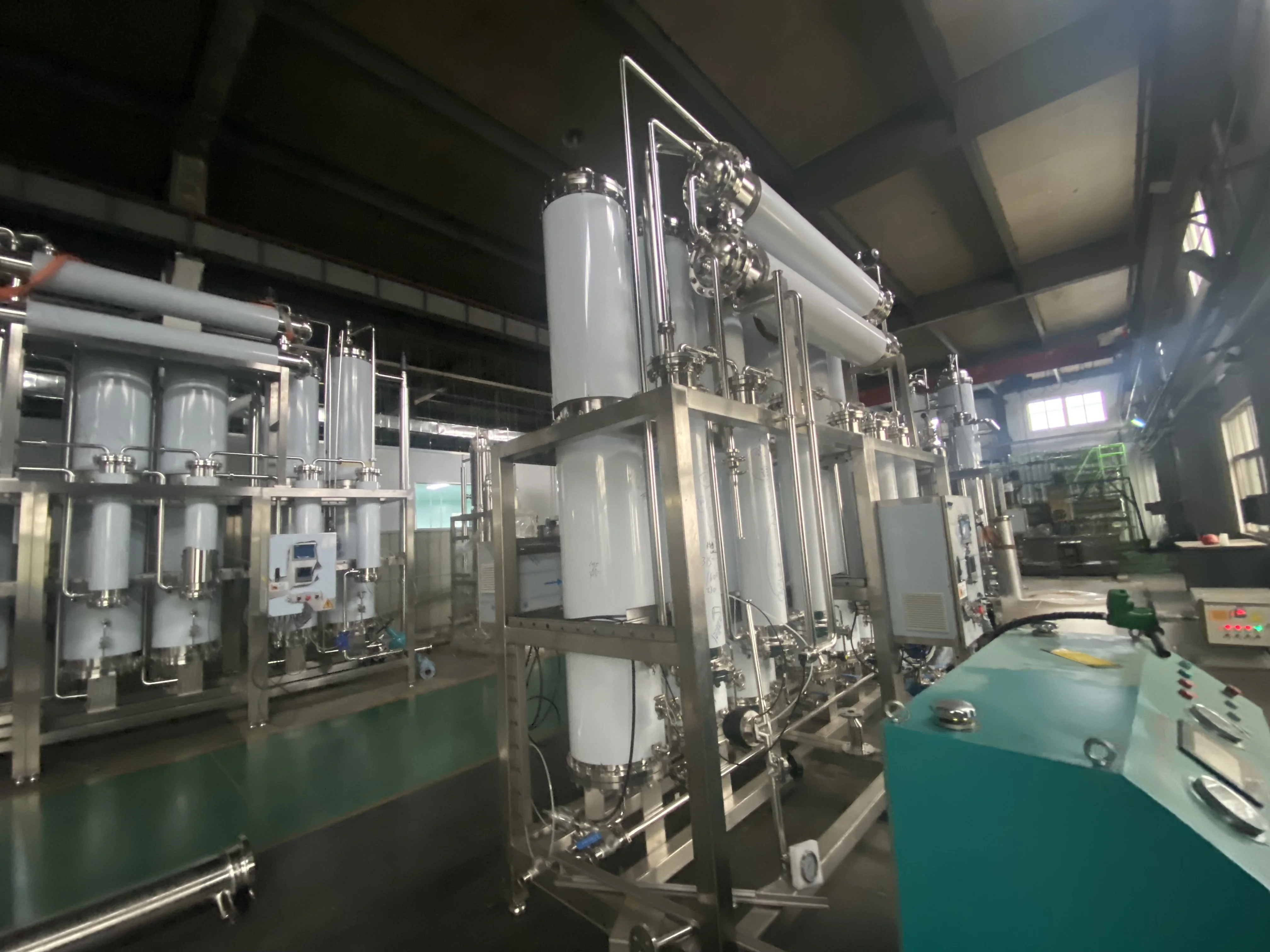 Multi-effect water distiller for pharmaceutical use