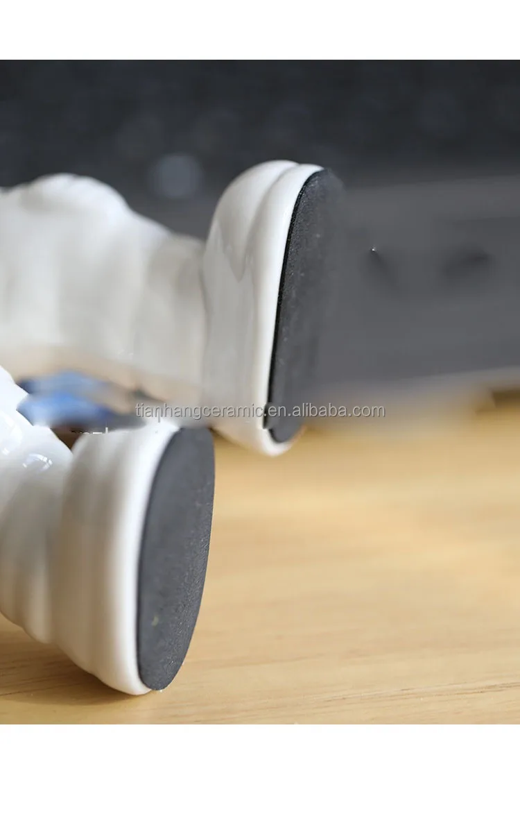 Nordic office gift spaceman model white ceramic ornaments for home decor luxury accessories .jpg