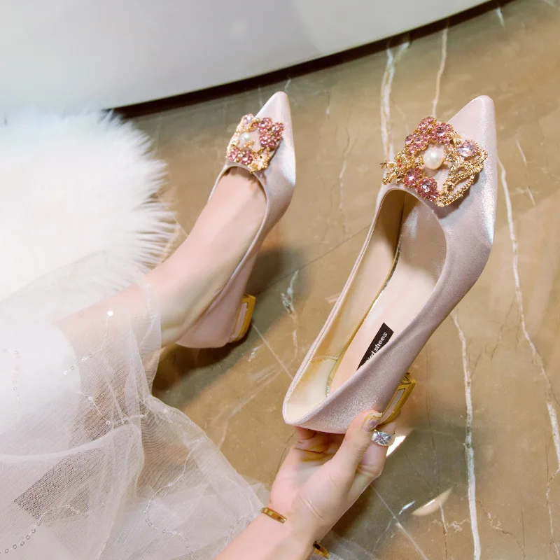 2023 new Handmade  ladies button flat bridal shoes buckle bride heels low thick heeled rhinestone wedding shoes for women