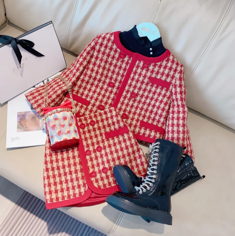 2022 зимняя новогодняя коллекция бордового цвета одежда для детей комплекты маленьких девочек куртка с юбка очень тонкой шёлковой сеткой в клетку красного комплект одежды из 2 предметов наряд J063
