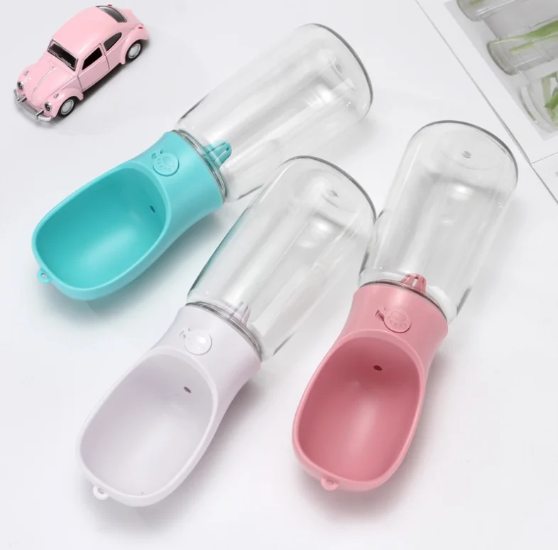Оптовая продажа от производителя, переносная пластиковая бутылка для воды с фильтром розового, синего и белого цветов для путешествий и прогулок с кошкой и собакой