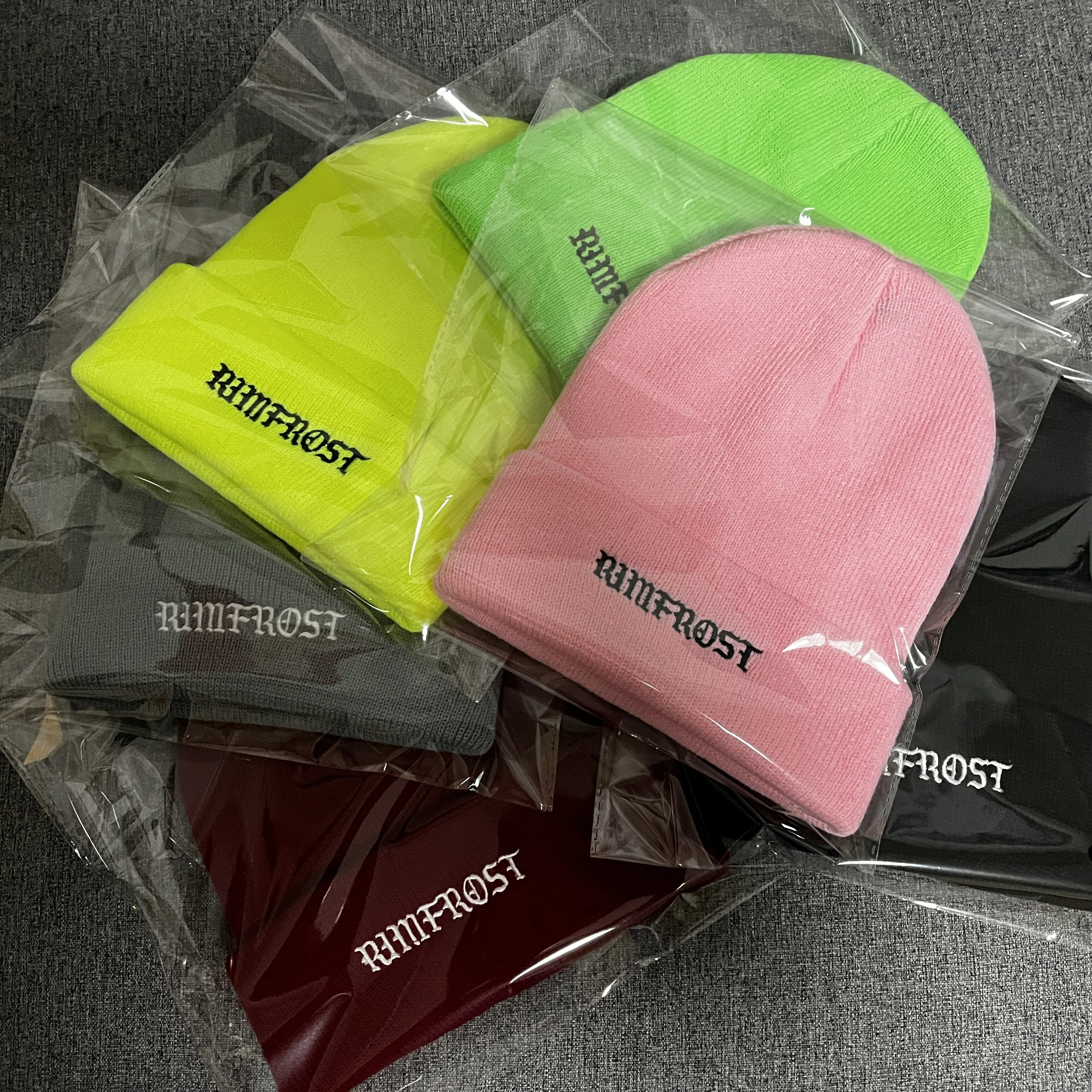 Оптовая продажа плотные теплые зимние шапки вязаные облегающие принимаются различные цвета унисекс с пользовательским