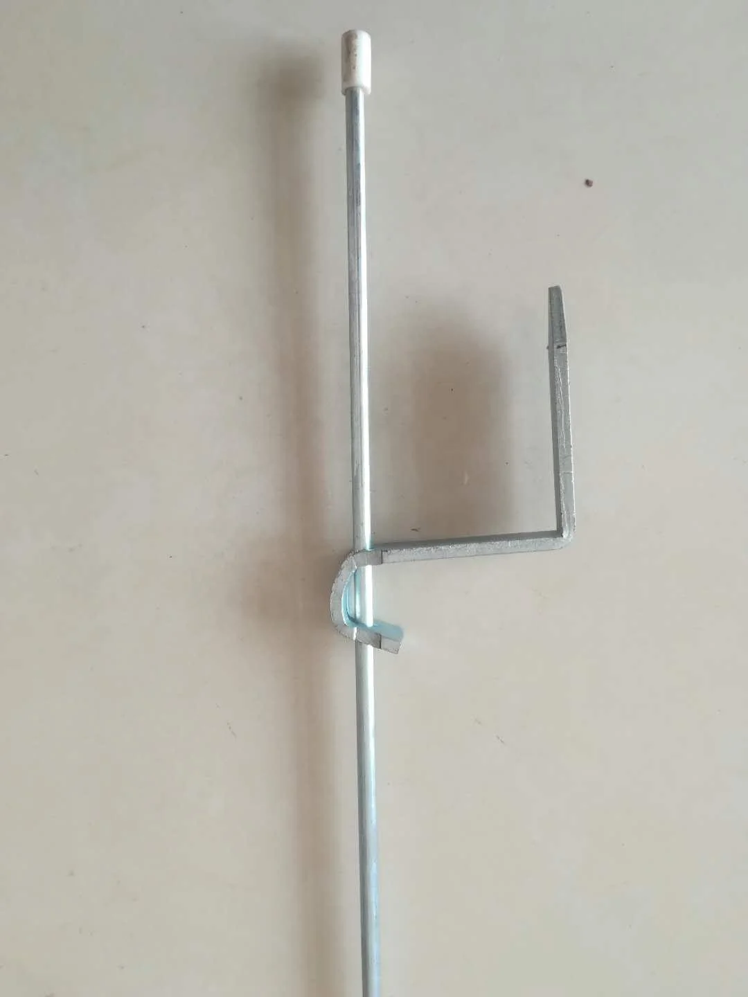 Custom Factory Galvanised Spring Steel Electric Fence Post for Pigtails & Electric Fencing Trellis & Gates