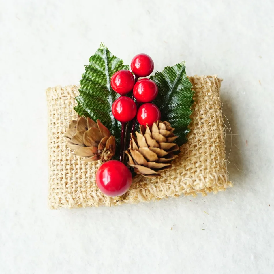 
Handmade Linen Napkin Ring Craft Natural Pinecone Red Berry And Leaves For Christmas Dinner Party 