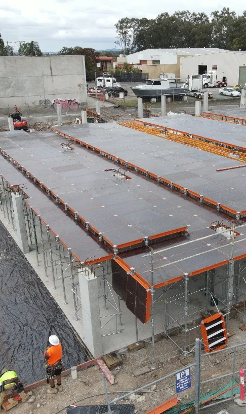 Slab Formwork with early stripping mechanism