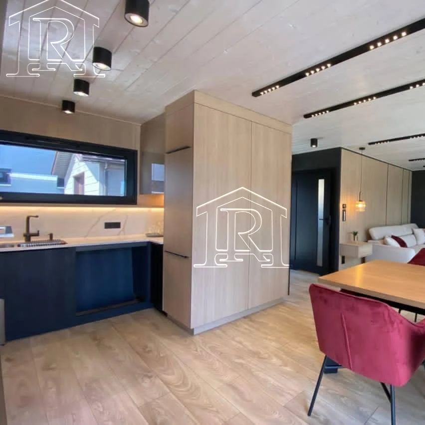 Quick Assembly Triangular Temporary Competitive Price Affordable Container Fold Homes Tiny Resort Chalet Container House