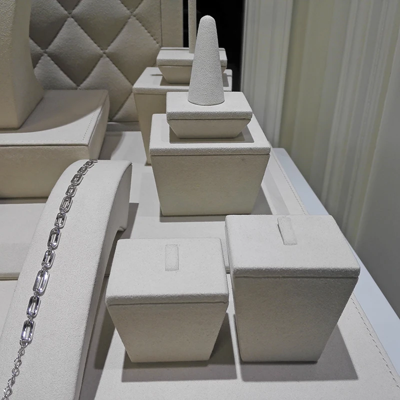 Стенд для ювелирных изделий из МДФ с покрытием из микрофибры и замши