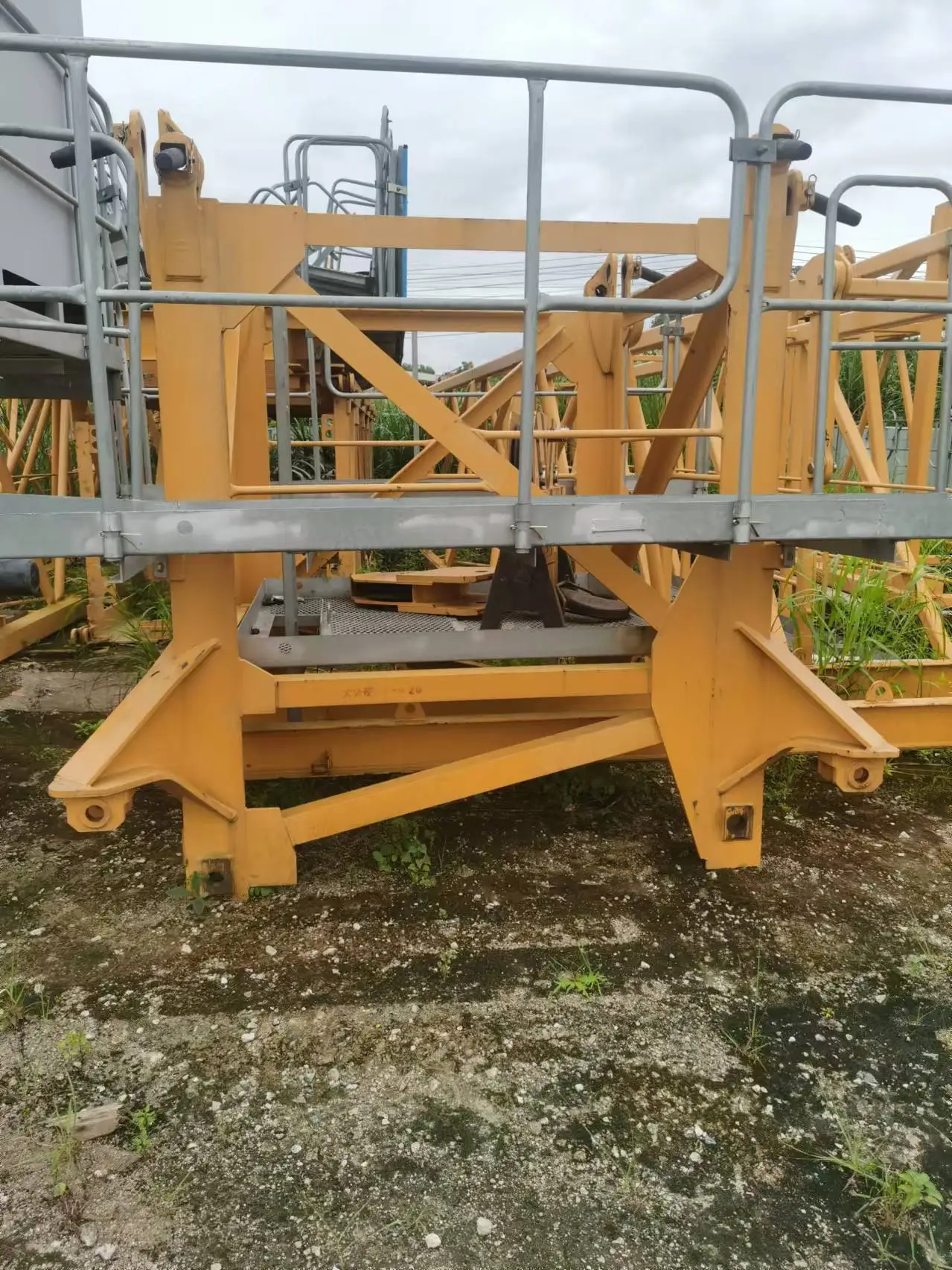 Second-Hand Zoomlion 12t Tower Crane 10t With Perfect Performance Chassis Tower Crane WA7025-12E