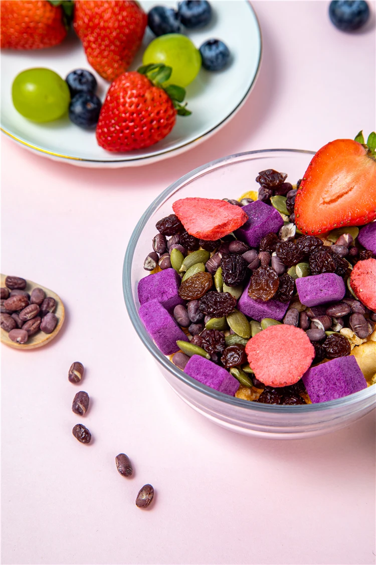 Готовый к употреблению свежий йогурт ядра фруктов овсянка с молоком