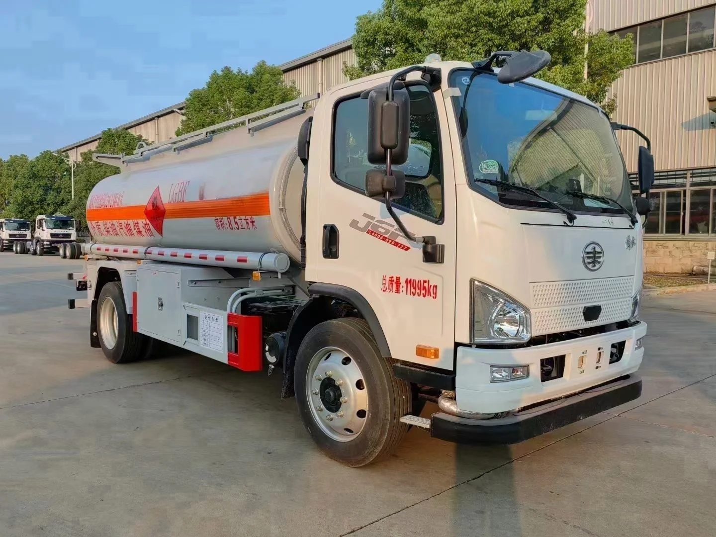 A new type of specialized diesel gasoline mobile fuel tank truck for fuel transportation