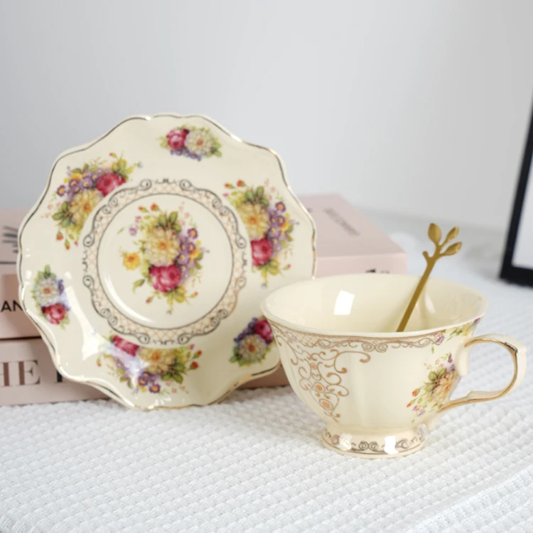 Набор керамических чашек для кофе с золотыми цветами