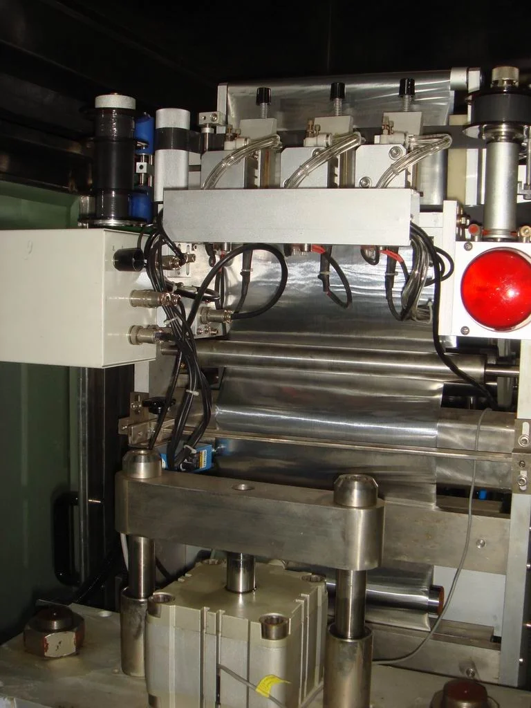 
Fully-automatic plastic bottled handle inserts machine 