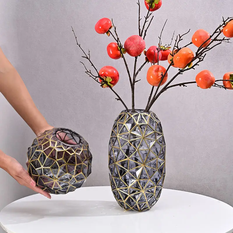 Classic glass vases decorate the table European vintage florists High quality unbreakable glass for wedding parties