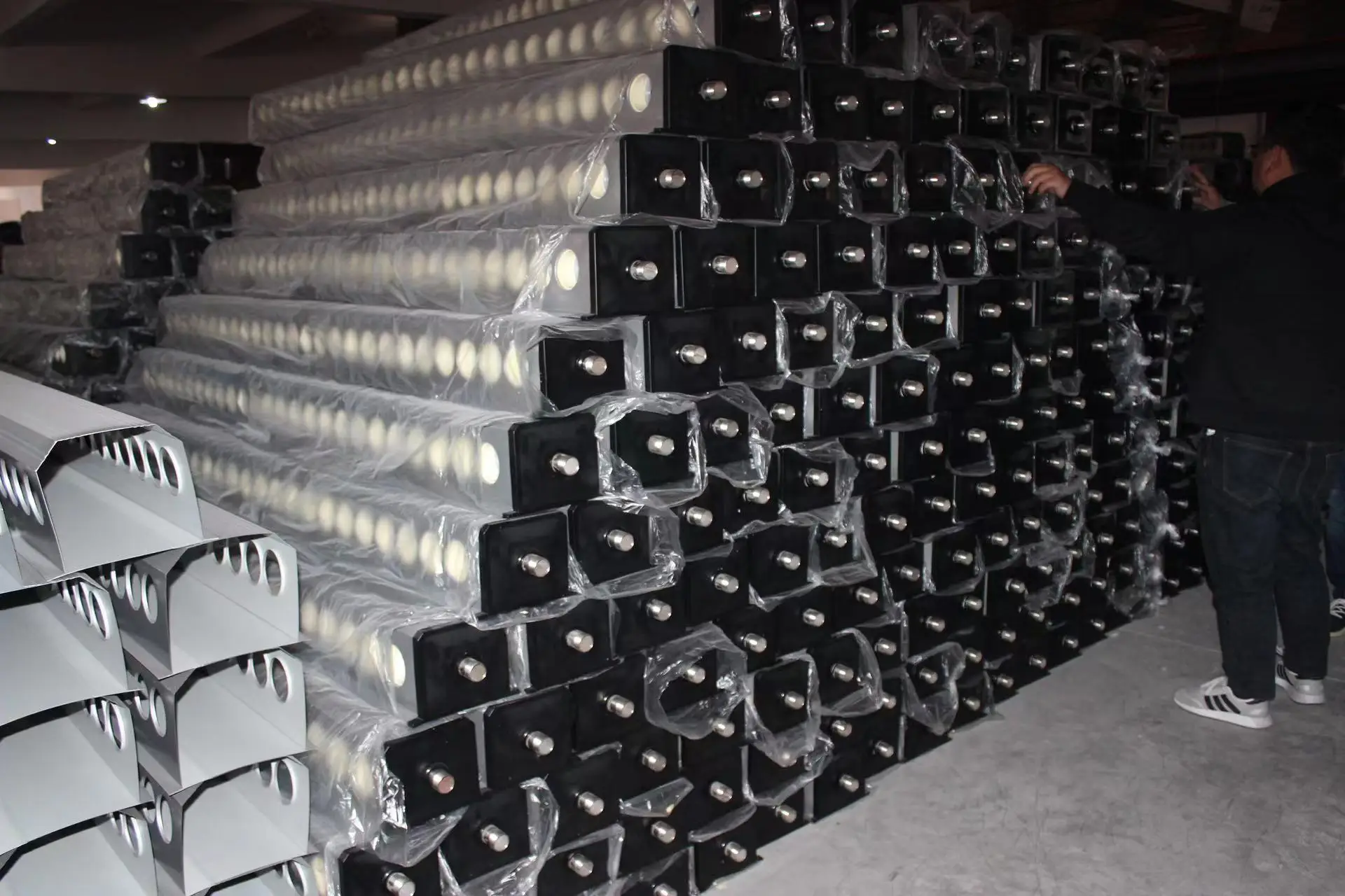 ODM OEM Supplier Hot 100L 200L compact pressurized residential Cheap 5-6 people china wholesale solar water heater vacuum tube