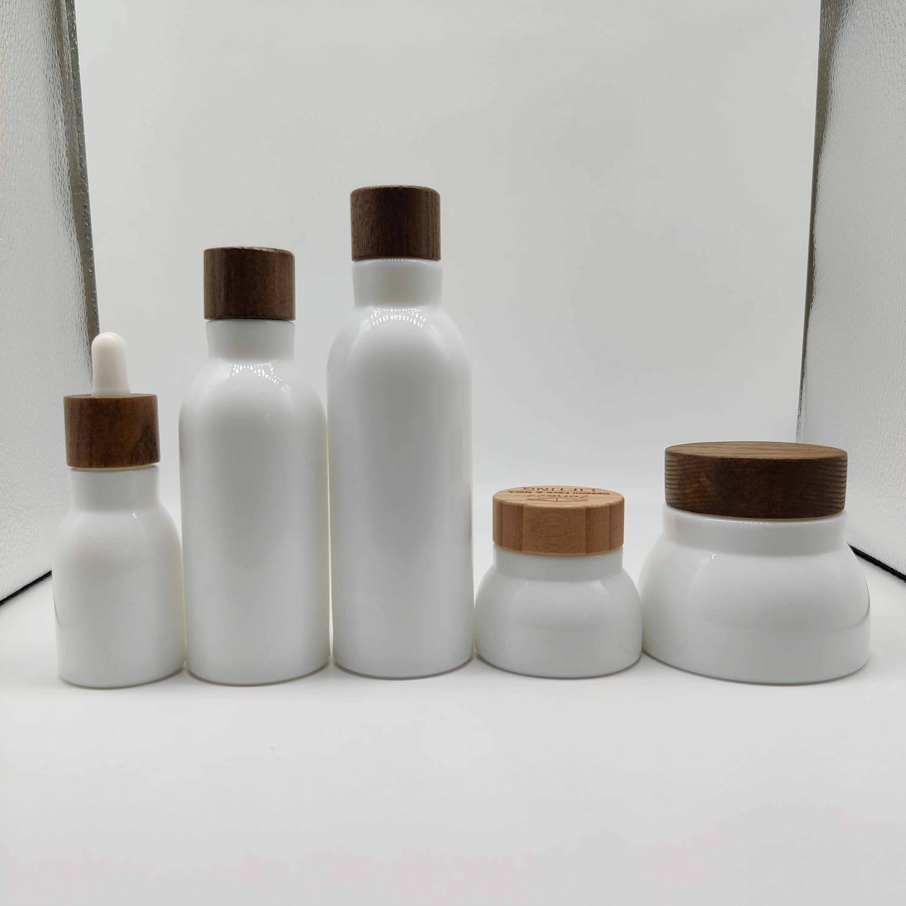 Factory Hot Sell Cosmetic Packaging Glass Bottle with Bamboo Lid 50ml 150ml Opal White Screen Printing Dropper White ,black