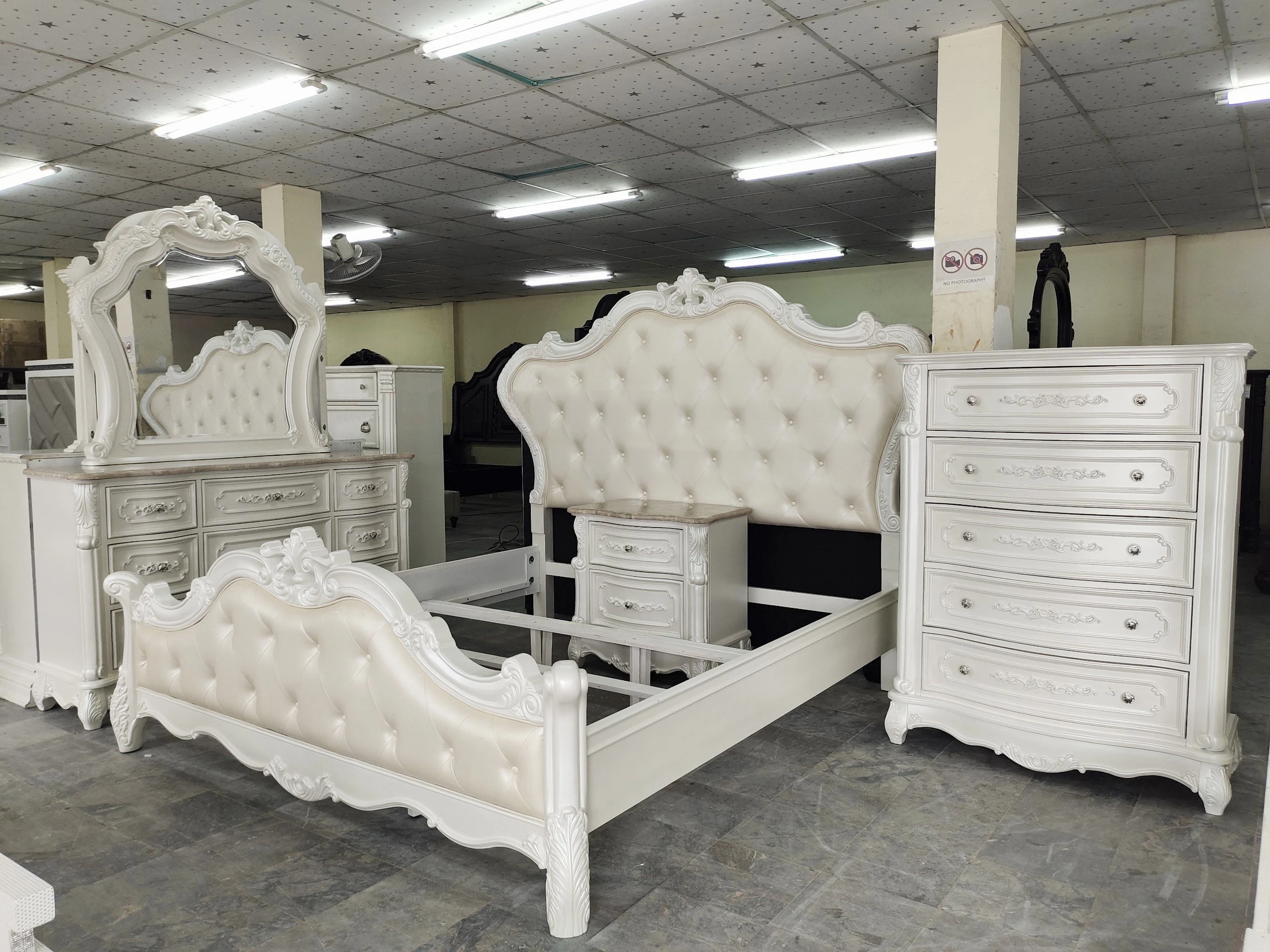 Goodwin Wholesale Hot Sell Solid Wooden Classic Furniture Bedroom Set King Size Bed Queen Size Bed GLD09