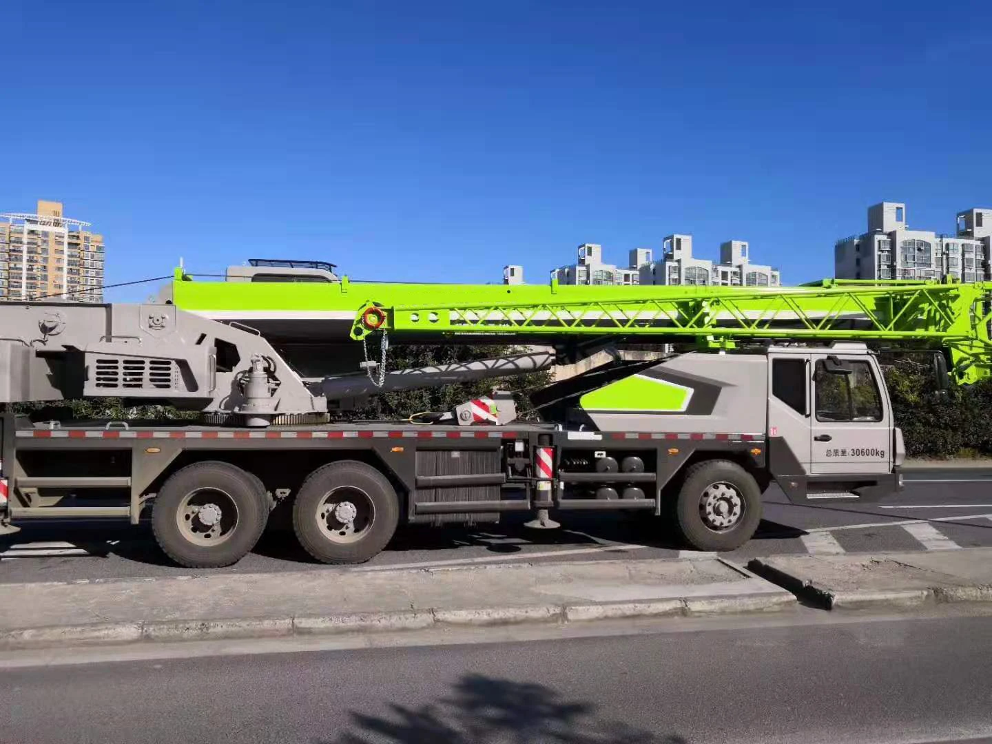 Гидравлический 25-тонный мобильный кран Грузовой ZTC251V цена